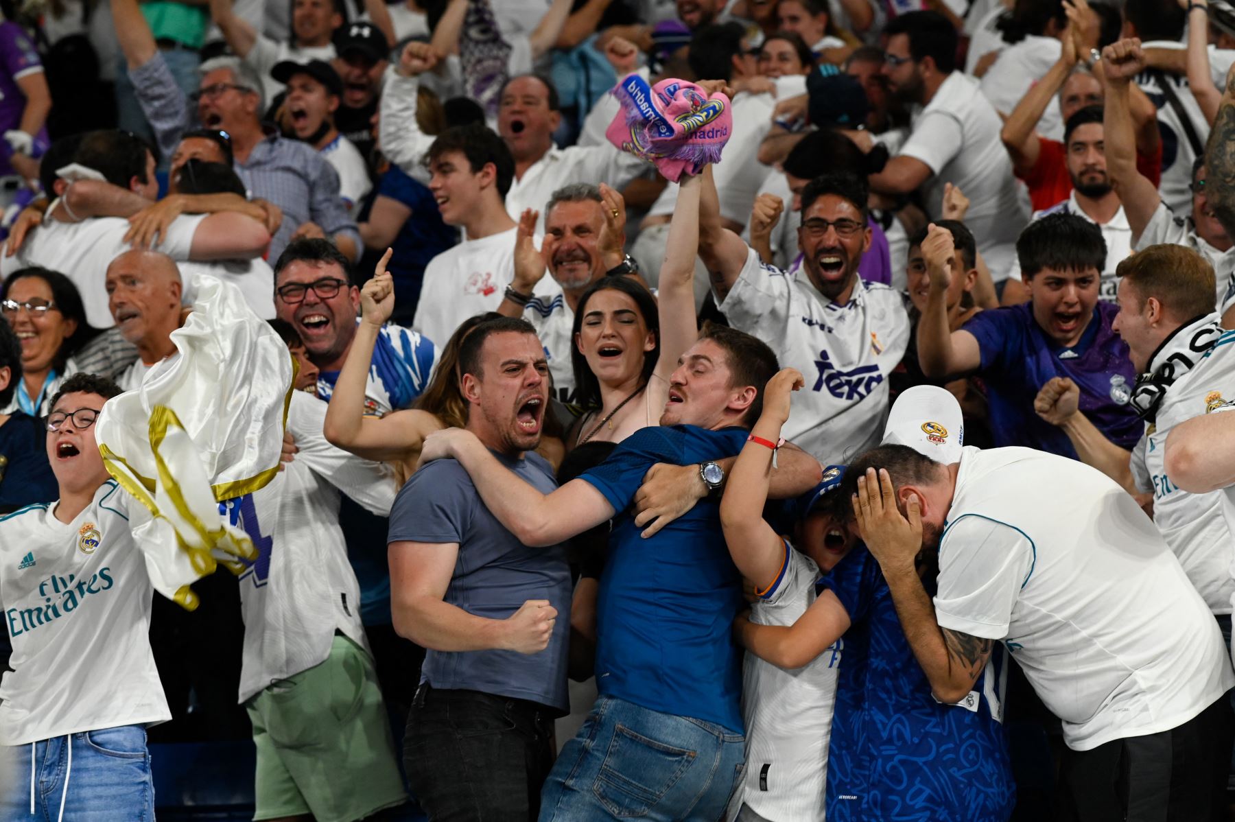 Los fanáticos del Real Madrid celebran después de ganar la final de la UEFA Champions League. Foto: AFP