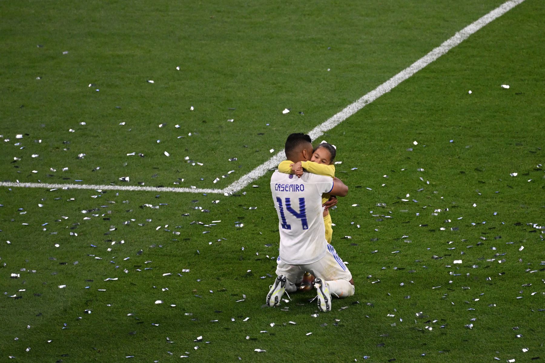Casemiro del Real Madrid celebra tras ganar la final de la UEFA Champions League. Foto: EFE