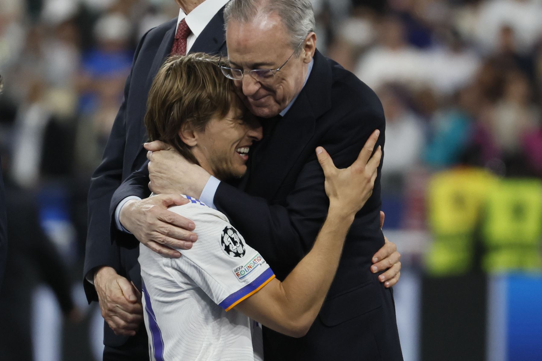 El centrocampista croata del Real Madrid, Luka Modric, celebra con el presidente del Real Madrid, Florentino Pérez, su victoria en la final de la Liga de Campeones. Foto: EFE