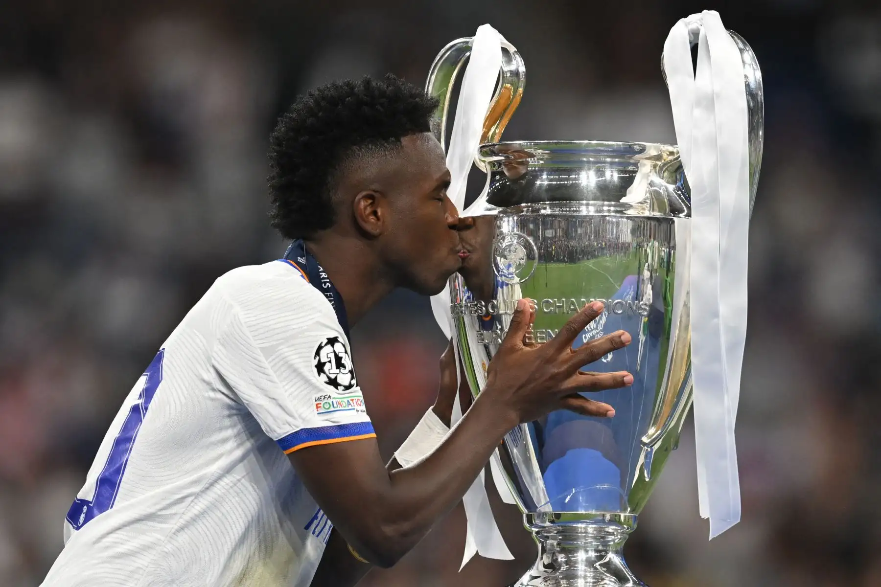 El delantero brasileño del Real Madrid Vinicius Junior besa el trofeo de la Liga de Campeones. Foto: AFP