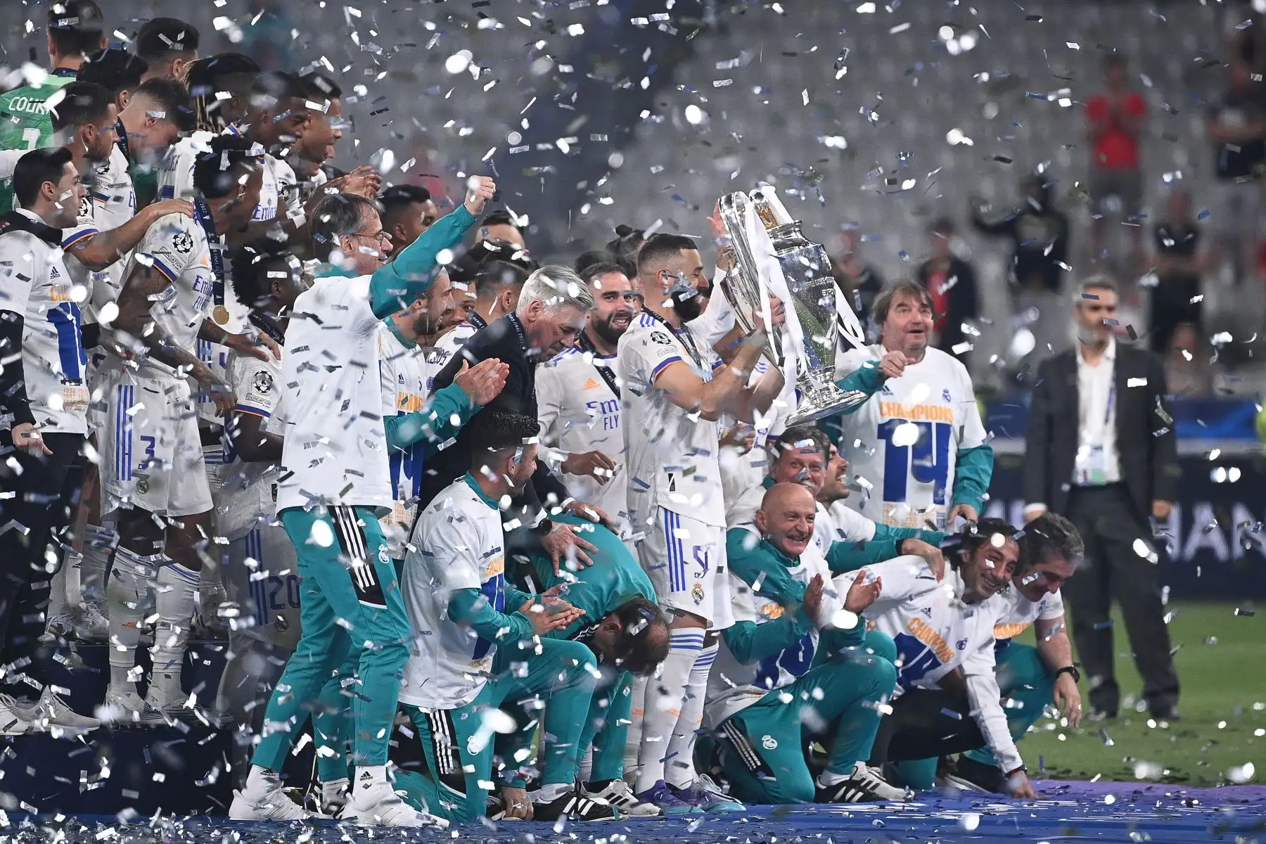El delantero francés del Real Madrid Karim Benzema levanta el trofeo de la Liga de Campeones tras vencer al Liverpool. Foto: AFP