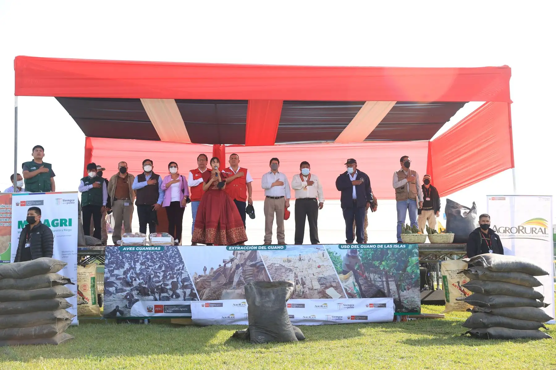 El presidente de la República, Pedro Castillo, junto con los titulares del Midagri, Mincetur y Agro Rural, participa en la entrega de 180 toneladas de guano de las islas, a favor de los agricultores del valle de Chancay-Huaral. Foto: ANDINA/Prensa Presidencia
