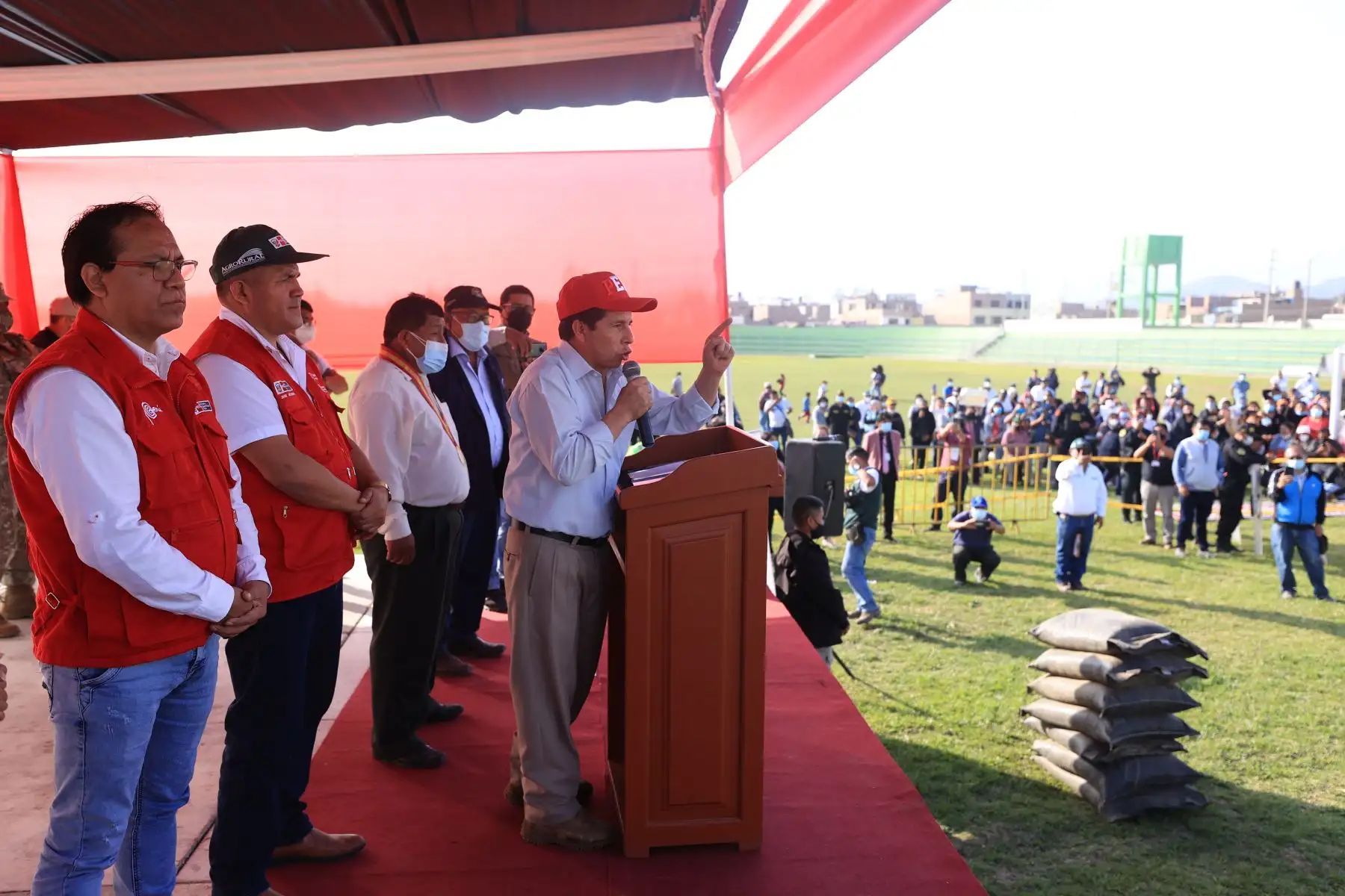 El presidente de la República, Pedro Castillo, junto con los titulares del Midagri, Mincetur y Agro Rural, participa en la entrega de 180 toneladas de guano de las islas, a favor de los agricultores del valle de Chancay-Huaral. Foto: ANDINA/Prensa Presidencia