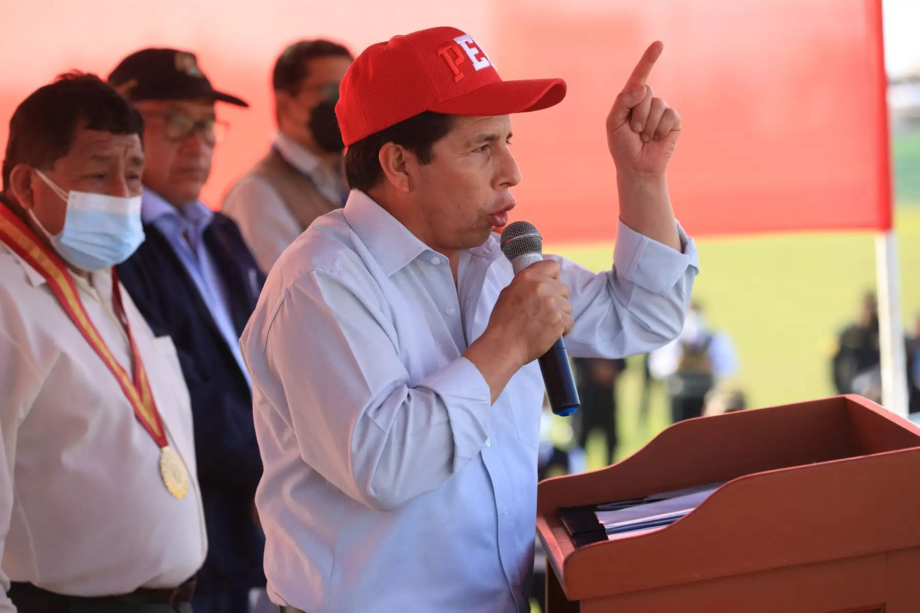 El presidente de la República, Pedro Castillo, junto con los titulares del Midagri, Mincetur y Agro Rural, participa en la entrega de 180 toneladas de guano de las islas, a favor de los agricultores del valle de Chancay-Huaral. Foto: ANDINA/Prensa Presidencia