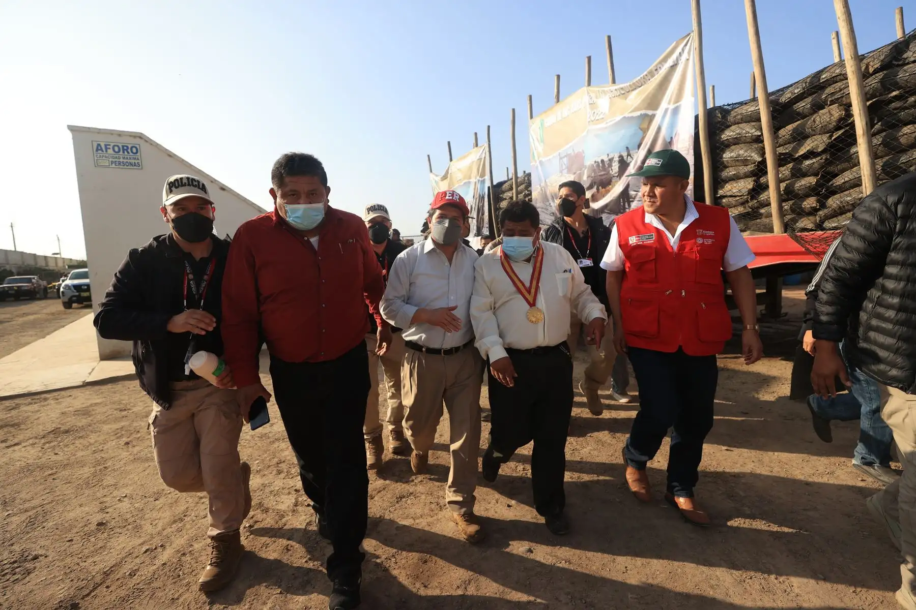El presidente de la República, Pedro Castillo, junto con los titulares del Midagri, Mincetur y Agro Rural, participa en la entrega de 180 toneladas de guano de las islas, a favor de los agricultores del valle de Chancay-Huaral. Foto: ANDINA/Prensa Presidencia