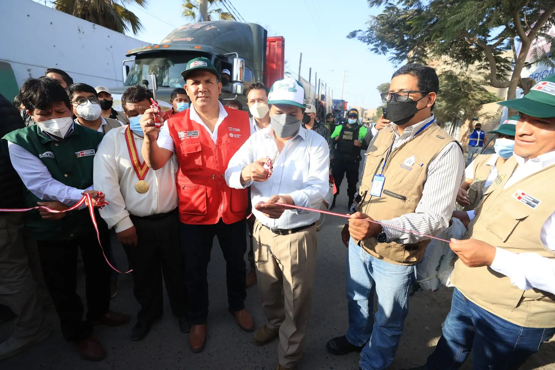 El presidente de la República, Pedro Castillo, junto con los titulares del Midagri, Mincetur y Agro Rural, participa en la entrega de 180 toneladas de guano de las islas, a favor de los agricultores del valle de Chancay-Huaral. Foto: ANDINA/Prensa Presidencia