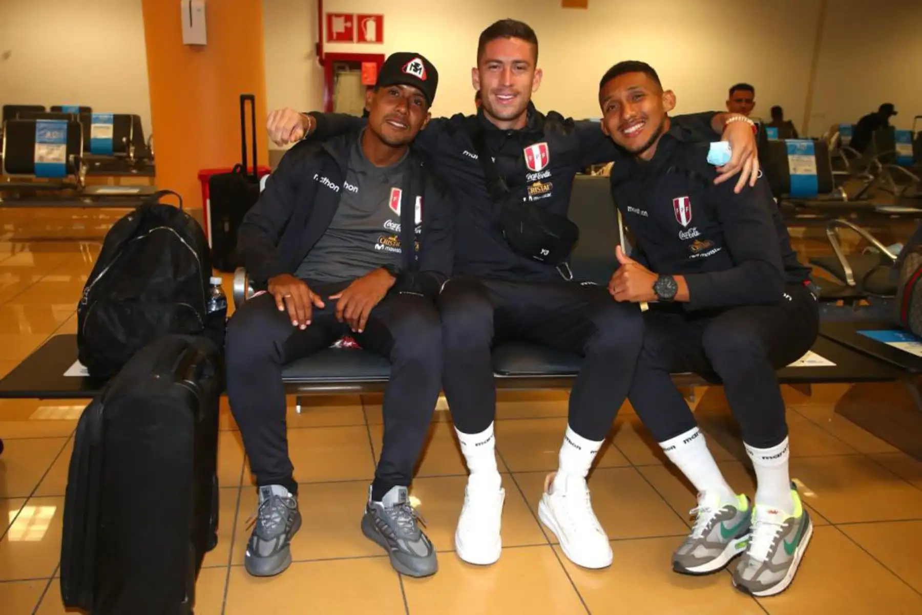 Selección peruana viaja a España para enfrentar a Nueva Zelanda en partido amistoso este 5 de junio, en la ciudad de Barcelona, con miras al repechaje. Raziel García, Santiago Ormeño y Christofer Gonzáles en el Aeropuerto Jorge Chávez antes de partir. Foto: FPF