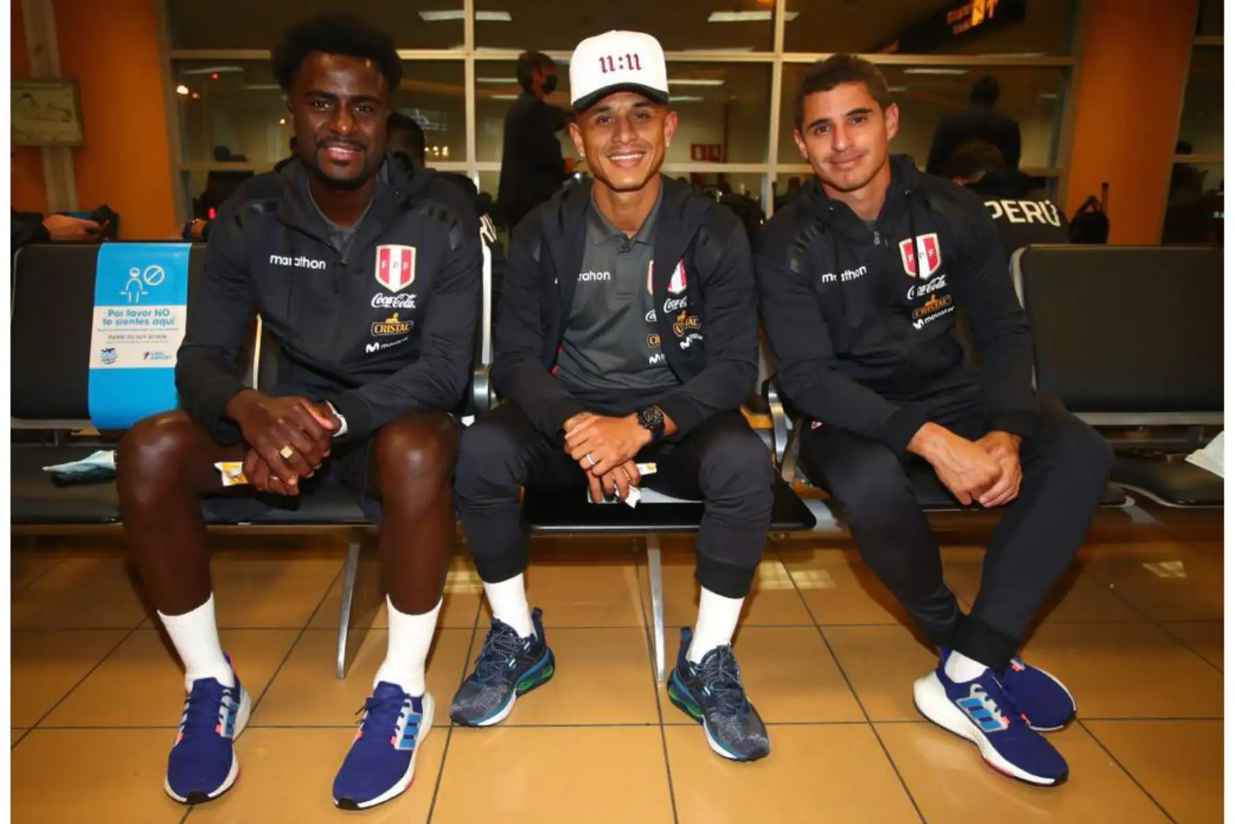 Selección peruana viaja a España para enfrentar a Nueva Zelanda en partido amistoso este 5 de junio, en la ciudad de Barcelona, con miras al repechaje rumbo a Qatar 2022. Christian Ramos, Yoshimar Yotún y Aldo Corzo en el Aeropuerto Jorge Chávez. Foto: FPF