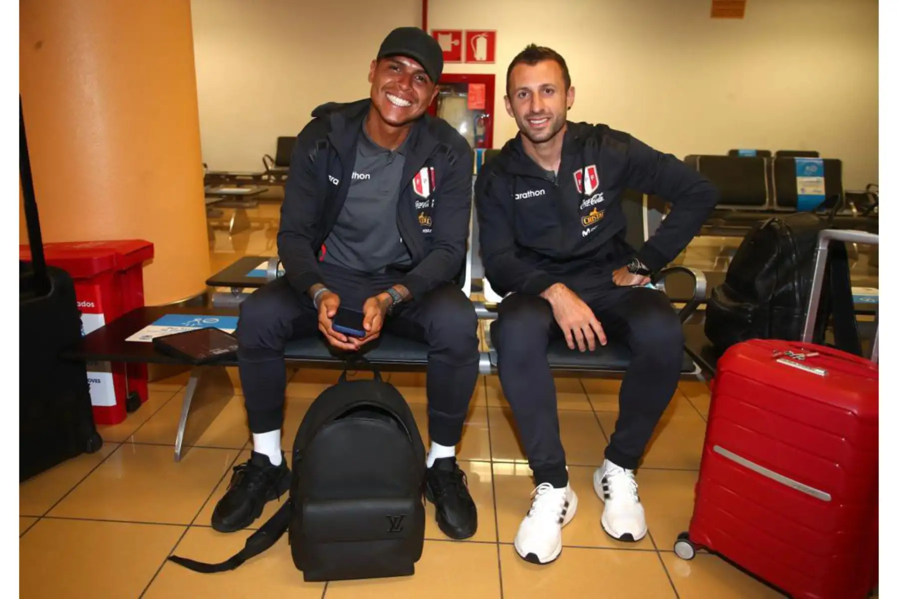 Selección peruana viaja a España para enfrentar a Nueva Zelanda en partido amistoso este 5 de junio, en la ciudad de Barcelona, con miras al repechaje. Horacio Calcaterra en el Aeropuerto Jorge Chávez. Foto: FPF