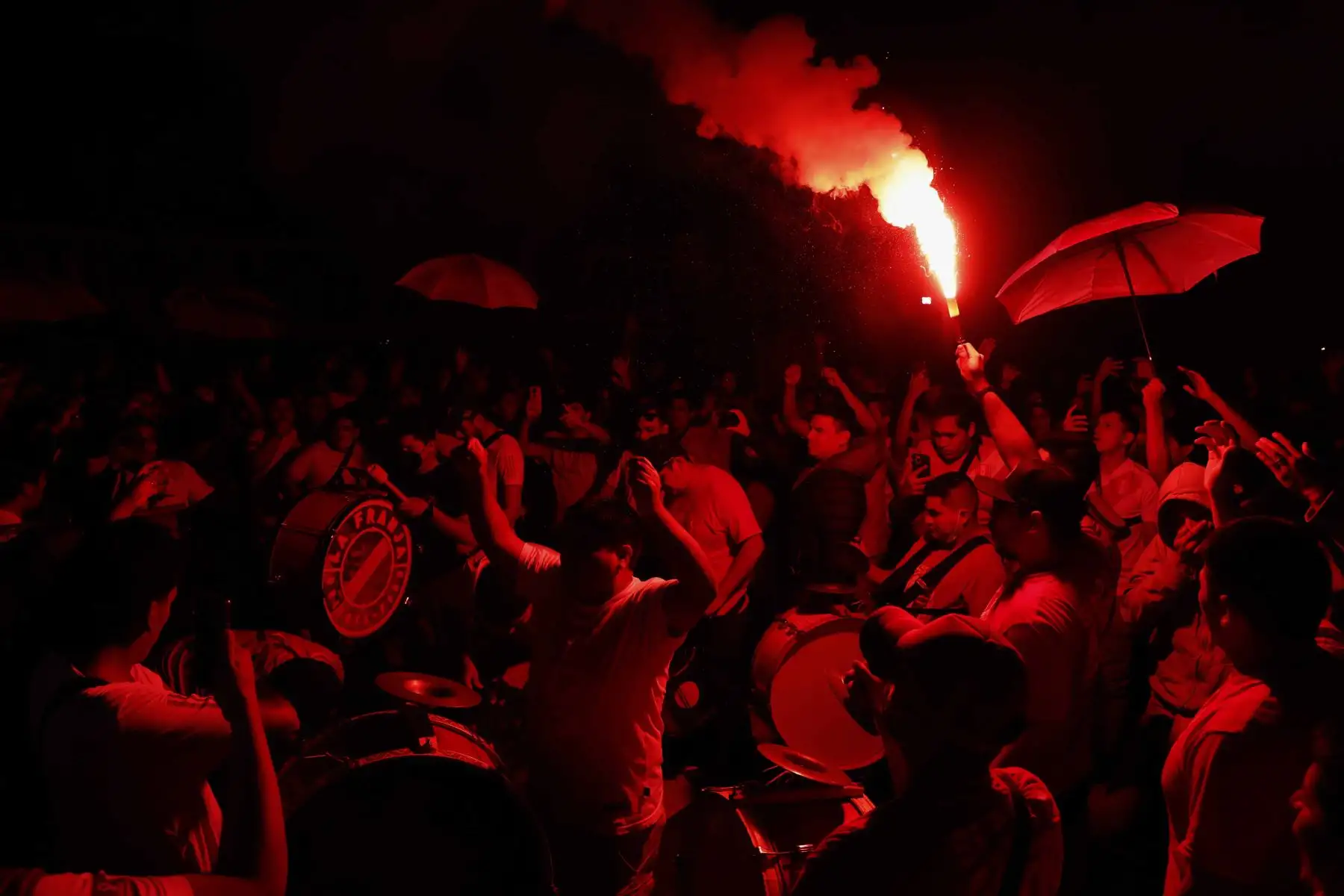 Hinchas de la Selección peruana alientan a la bicolor frente al hotel de concentración previo a su viaje a España para enfrentar a Nueva Zelanda en partido amistoso. Foto: EFE