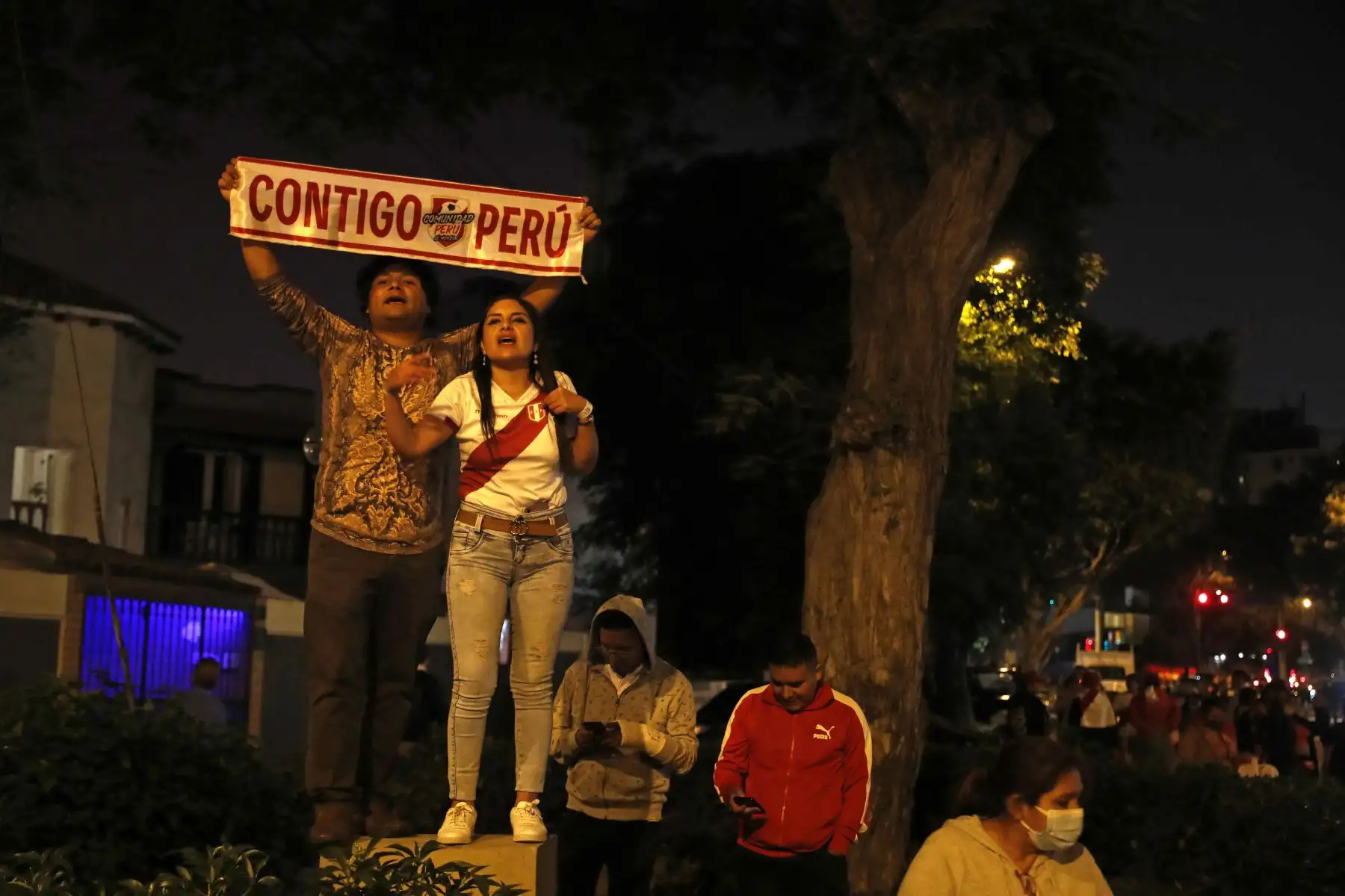 Hinchas de la Selección peruana alientan a la bicolor frente al hotel de concentración previo a su viaje a España para enfrentar a Nueva Zelanda en partido amistoso. Foto: EFE