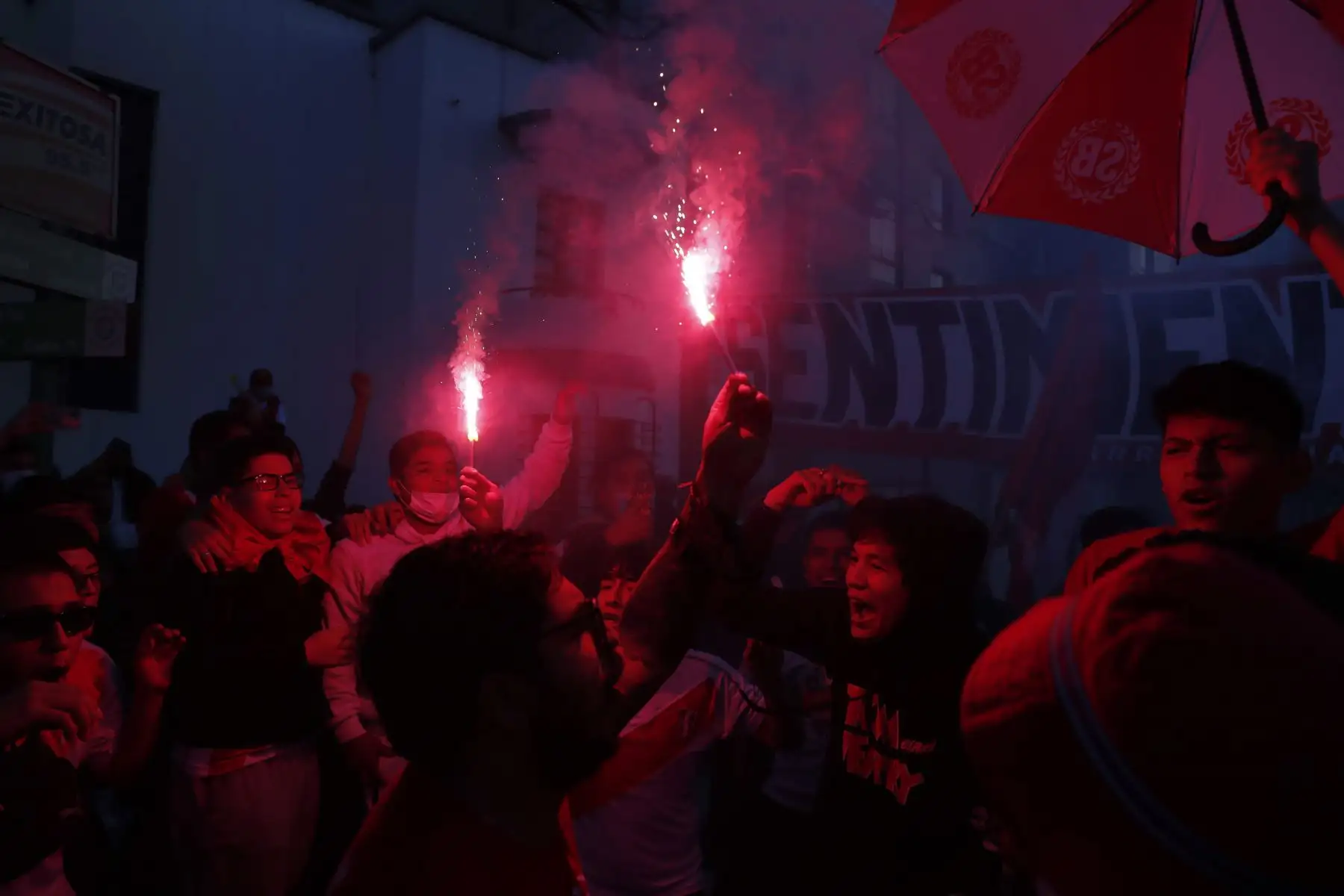 Hinchas de la Selección peruana alientan a la bicolor frente al hotel de concentración previo a su viaje a España para enfrentar a Nueva Zelanda en partido amistoso. Foto: EFE