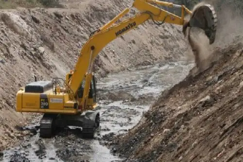 La colmatación del cauce de la quebrada había puesto en riesgo a la población de la margen izquierda. y derecha ante la ocurrencia de deslizamientos y huaicos durante la temporada de lluvias