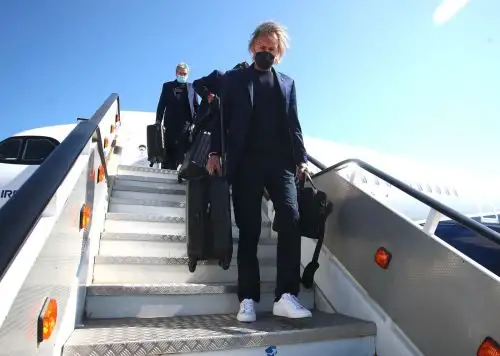 El técnico Ricardo Gareca baja del avión que llevó a la selección desde Lima a Barcelona