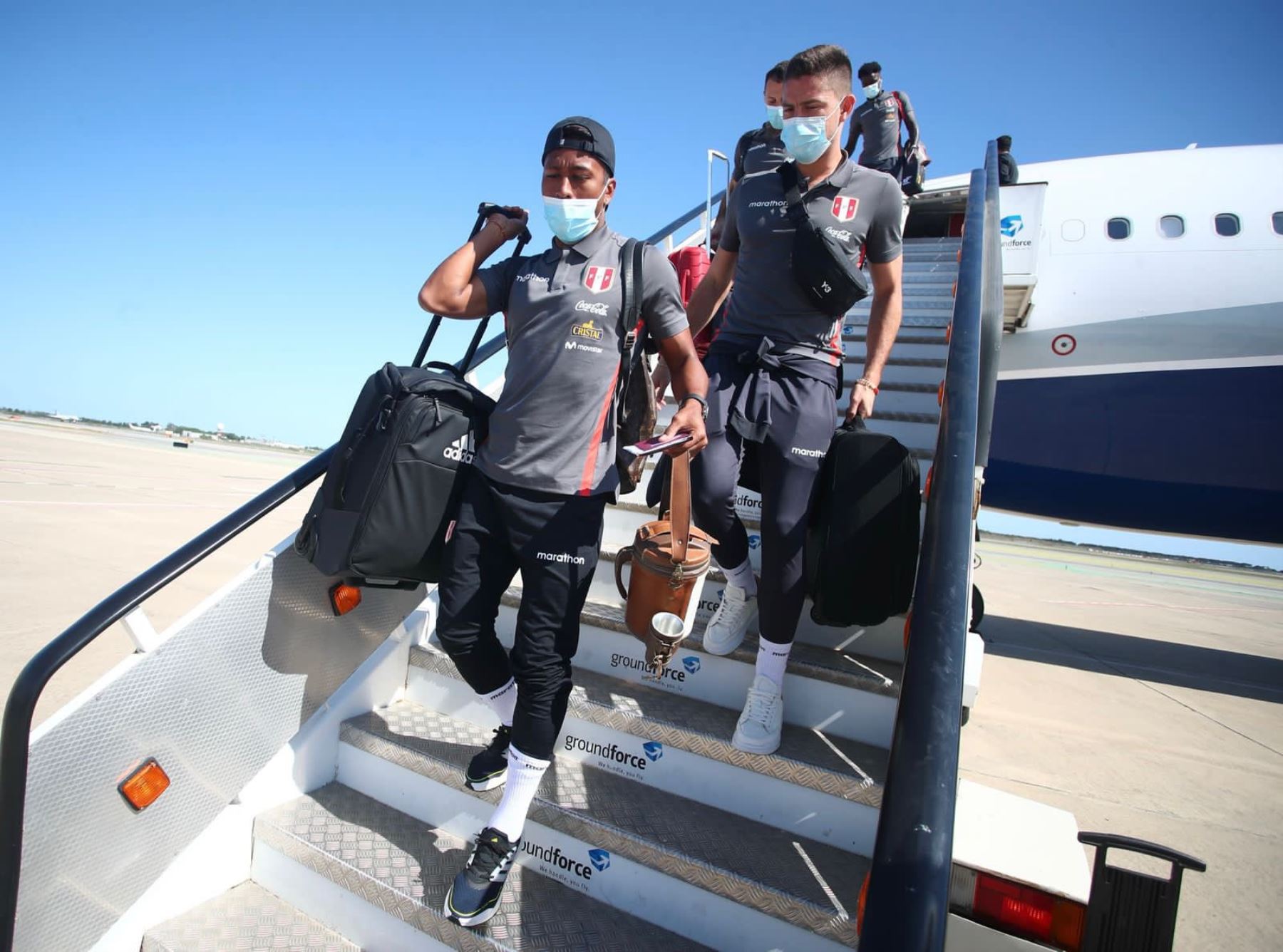 Los jugadores de la selección peruana bajan del avión que los transportó hasta Barcelona