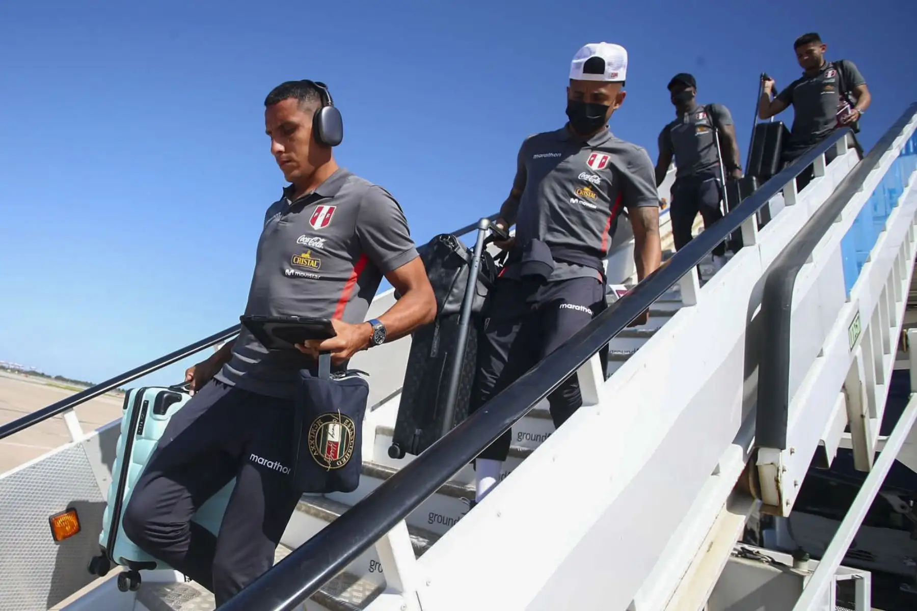 La selección peruana aterrizó este domingo en la ciudad de Barcelona para iniciar su concentración con miras al partido del repechaje internacional del lunes 13 de junio con el ganador del cotejo entre Australia y Emiratos Árabes Unidos. Foto: Selección Peruana