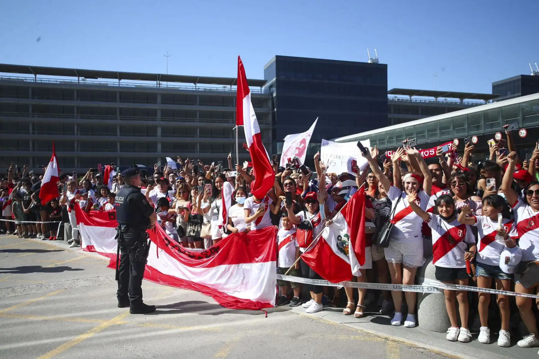 El arribo del equipo rojiblanco a la ciudad española estuvo enmarcado por un ambiente festivo a cargo de un número importante de hinchas peruanos residentes en el país ibérico, quienes le dieron la calurosa bienvenida al plantel de jugadores liderado por el técnico Ricardo Gareca. Foto: FPF