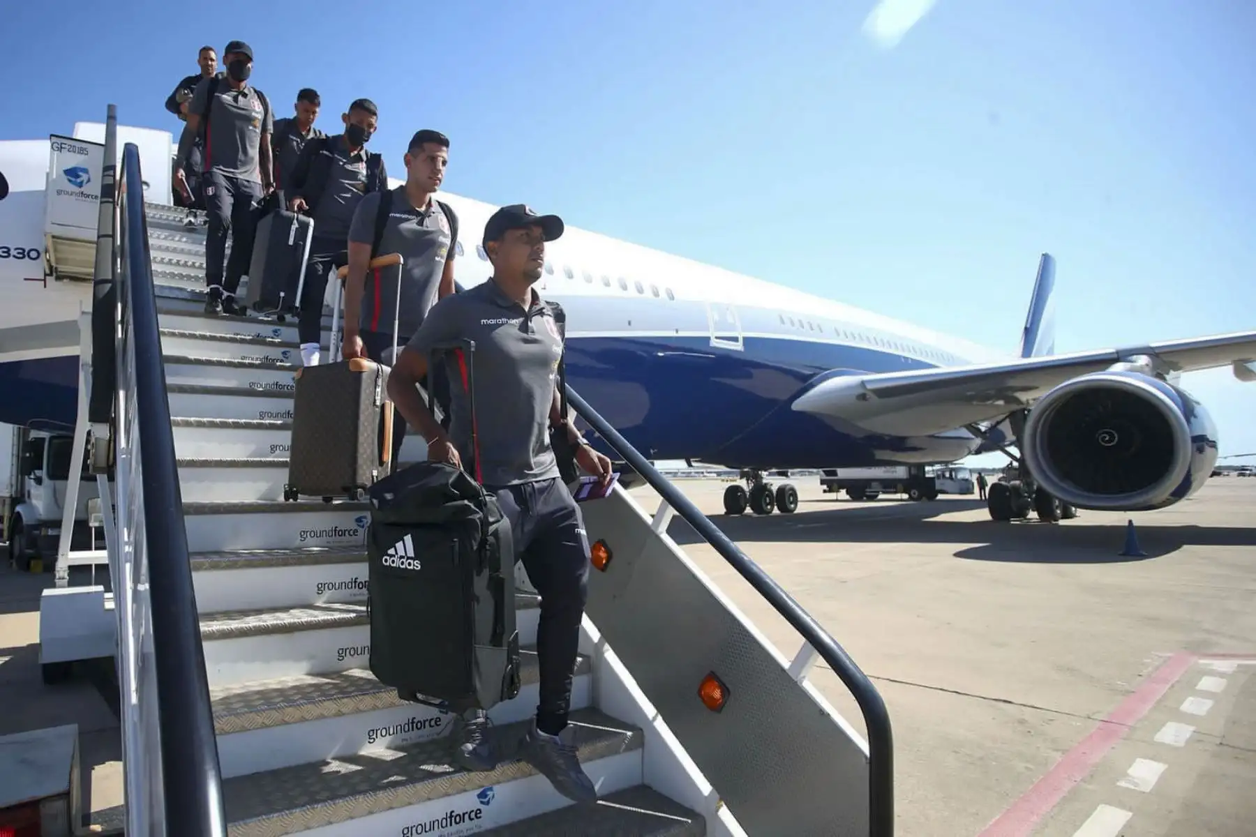 La selección peruana aterrizó este domingo en la ciudad de Barcelona para iniciar su concentración con miras al partido del repechaje internacional del lunes 13 de junio con el ganador del cotejo entre Australia y Emiratos Árabes Unidos. Foto: FPF