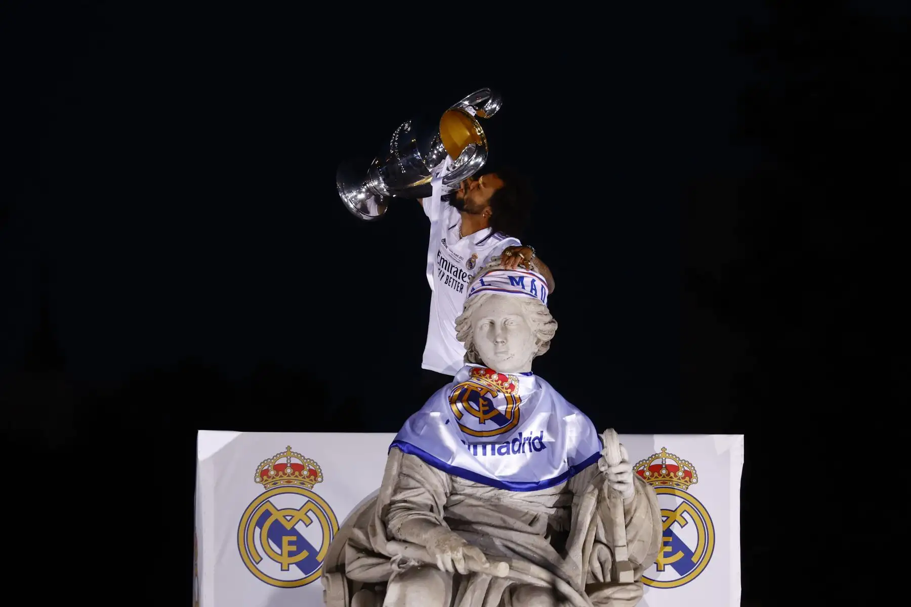 El capitán del Real Madrid, Marcelo Vieira, levanta la copa tras poner una bufanda a la diosa Cibeles durante la celebración con los aficionados tras ganar la Liga de Campeones. Foto: EFE
