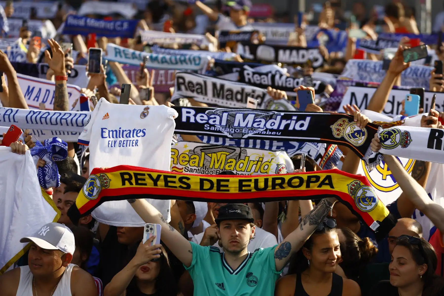 Aficionados del Real Madrid esperan la llegada del equipo, en la Plaza de Cibeles, para celebrar su victoria en la final de la Liga de Campeones. Foto: EFE