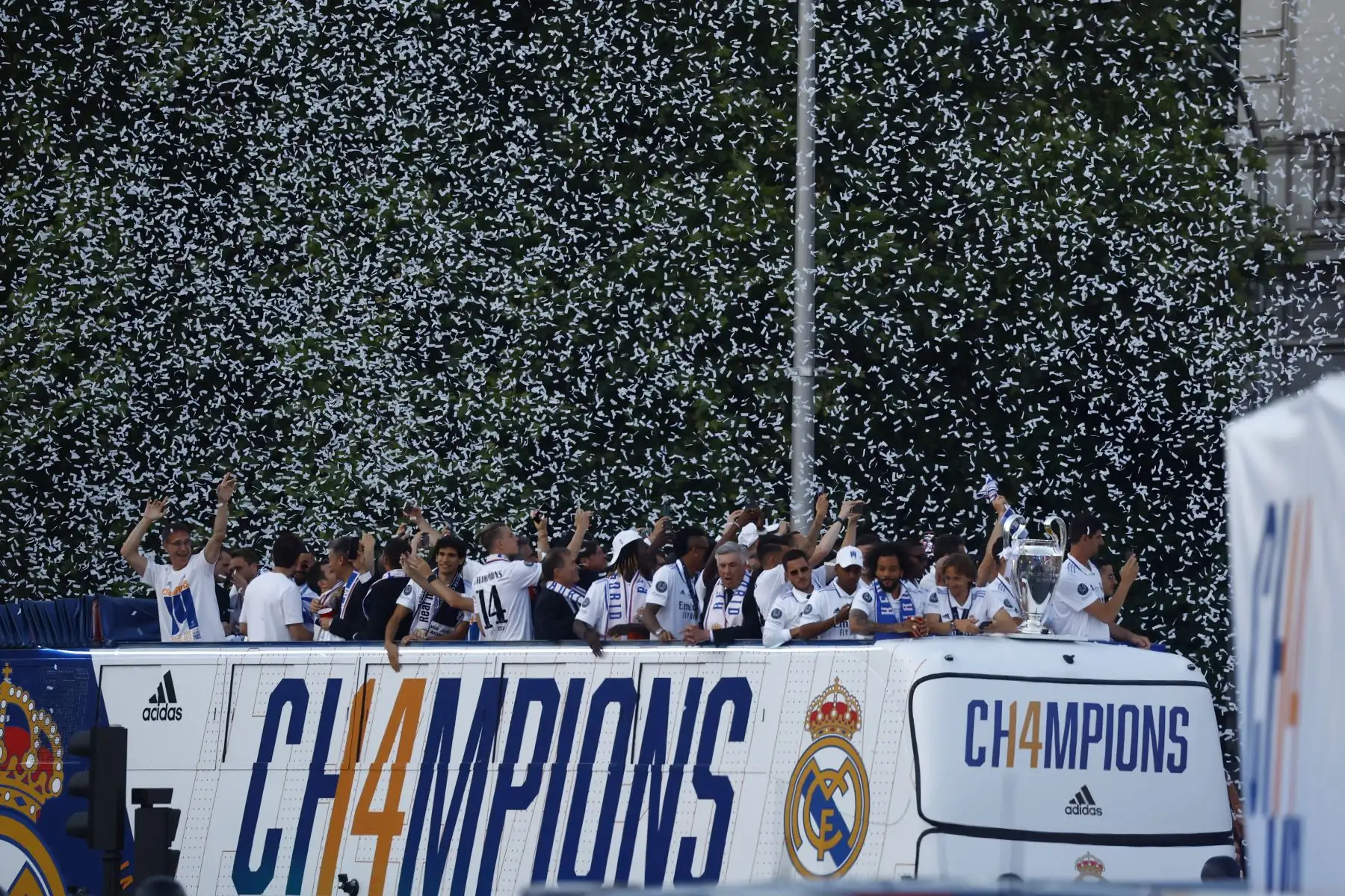Los jugadores del Real Madrid a su llegada en autobús a la Plaza de Cibeles para celebrar con los aficionados su victoria en la final de la Liga de Campeones. Foto: EFE