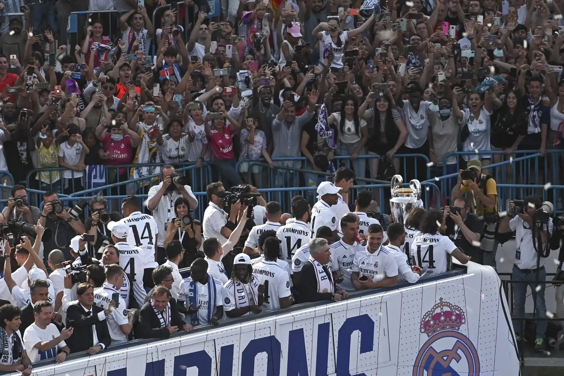 Los jugadores del Real Madrid a su llegada en autobús a la Plaza de Cibeles para celebrar con los aficionados su victoria en la final de la Liga de Campeones. Foto: EFE