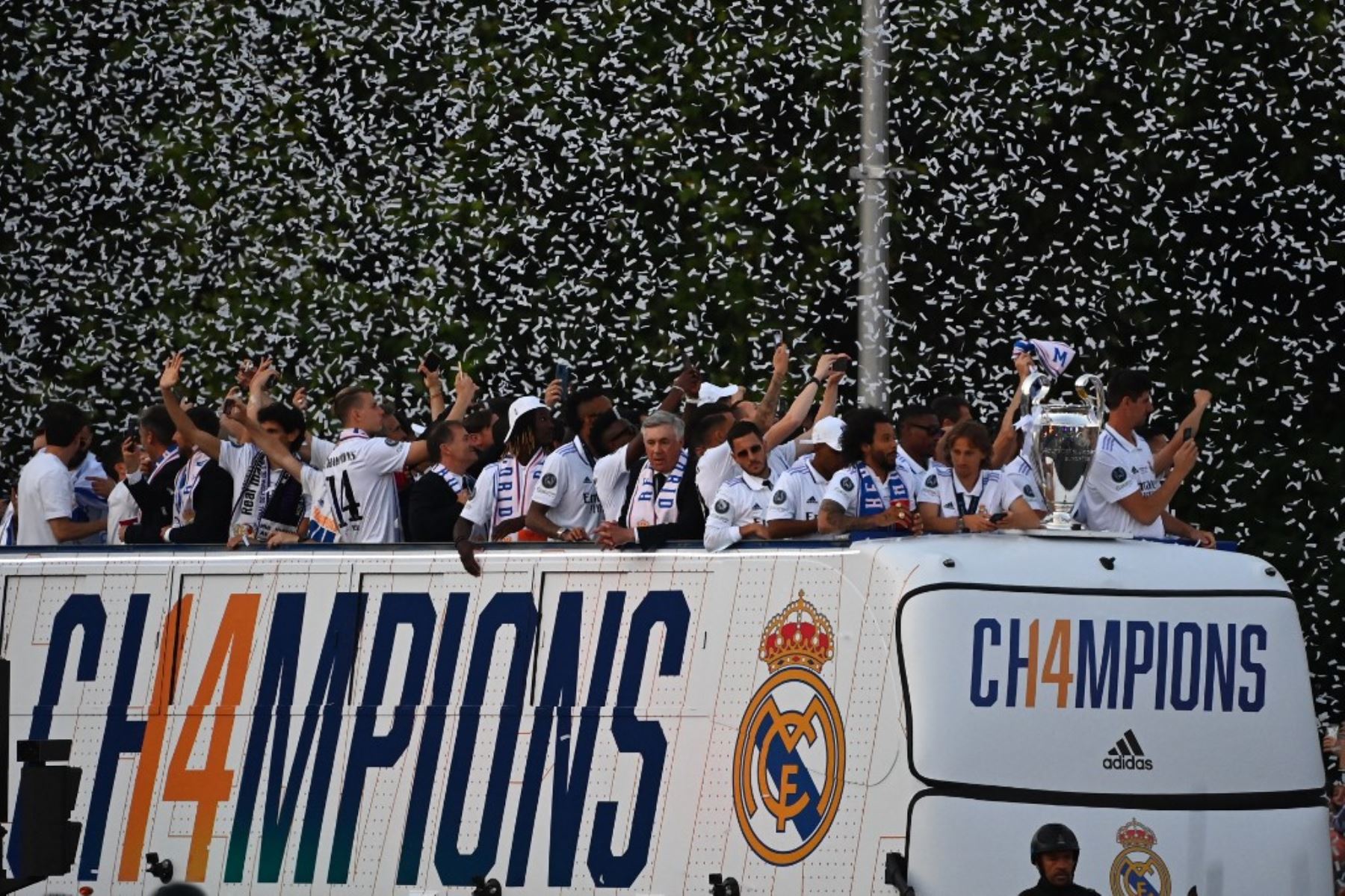 El Real Madrid concluyó los actos institucionales de celebración tras ganar la 14ª Liga de Campeones con su visita al Ayuntamiento de Madrid