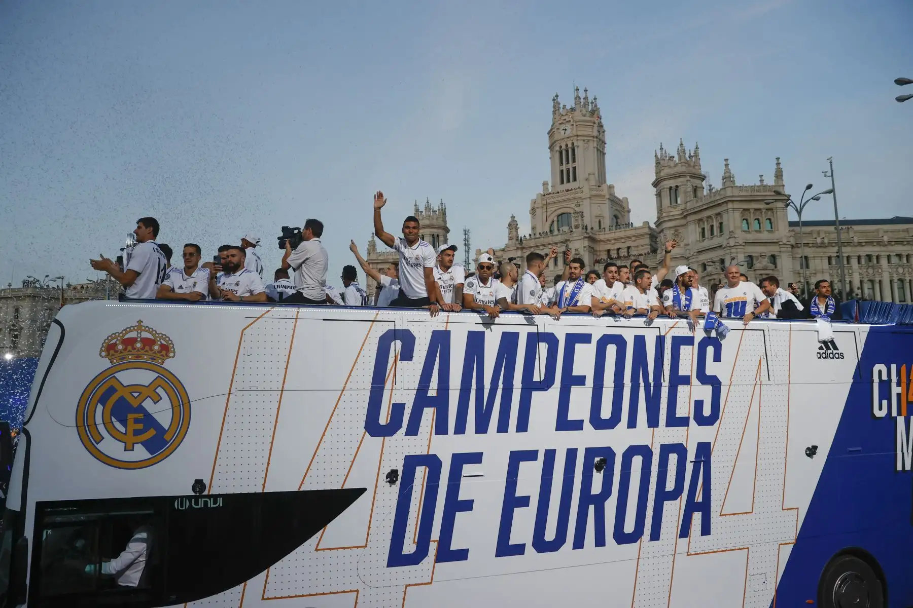 Los jugadores del Real Madrid a su llegada en autobús a la Plaza de Cibeles para celebrar con los aficionados su victoria ante el Liverpool en la final de la Liga de Campeones. Foto: EFE