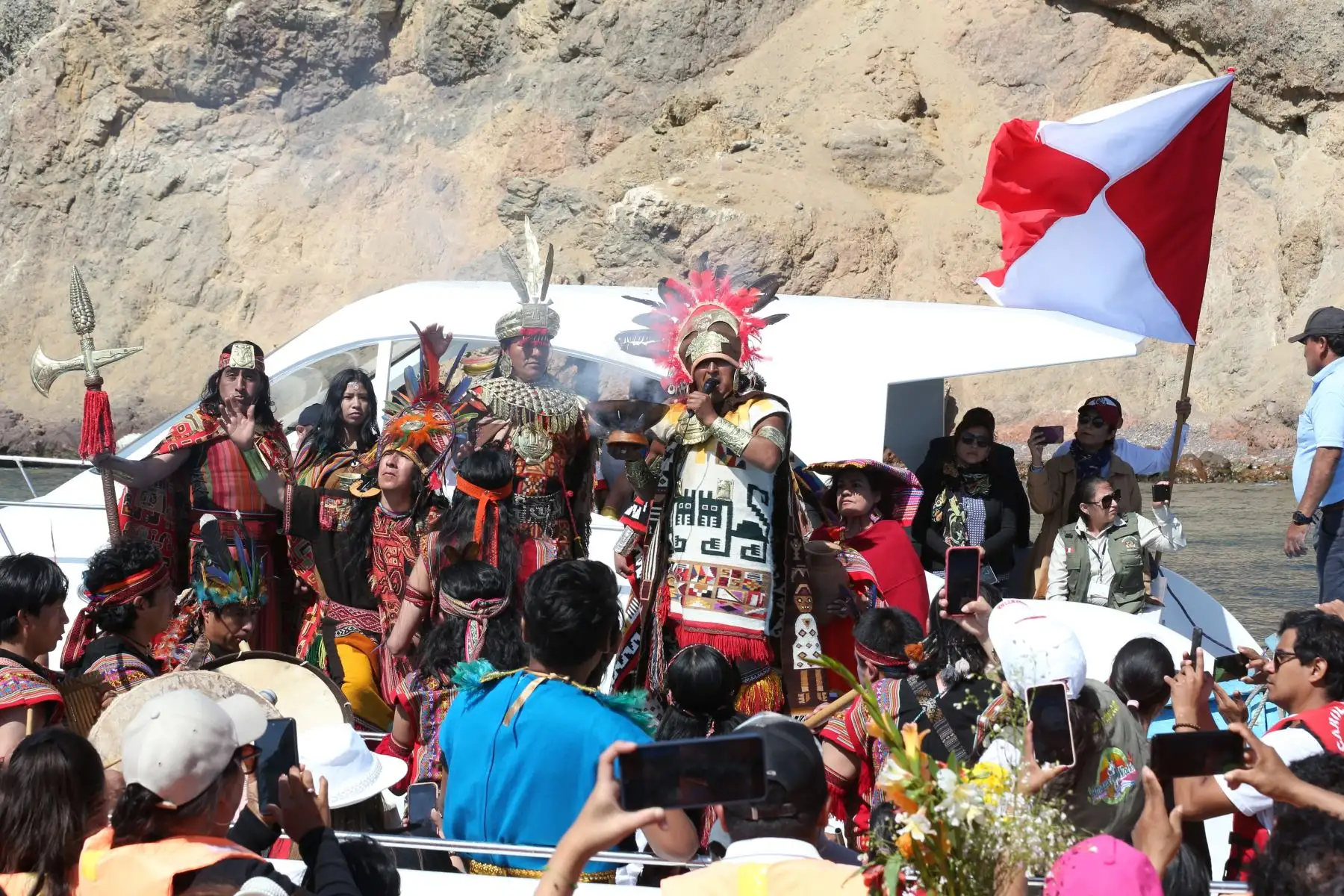 Así se desarrolló la XV escenificación del Yakumama 2022 en Paracas, la ofrenda y canto al mar sagrado de Paracas recordando la fiesta que antiguamente realizaban nuestros antepasados incas en la cual se adoraba al Sol, la Tierra, la Luna y el mar. Foto: ANDINA/Eddy Ramos