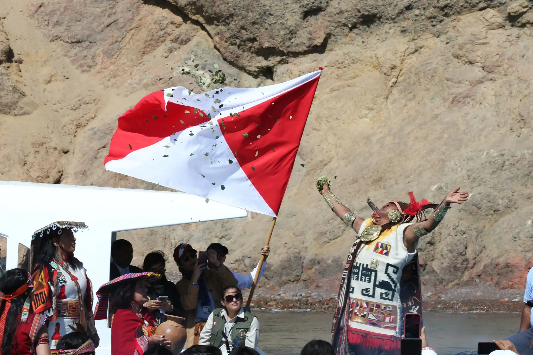 Así se desarrolló la XV escenificación del Yakumama 2022 en Paracas, la ofrenda y canto al mar sagrado de Paracas recordando la fiesta que antiguamente realizaban nuestros antepasados incas en la cual se adoraba al Sol, la Tierra, la Luna y el mar. Foto: ANDINA/Eddy Ramos