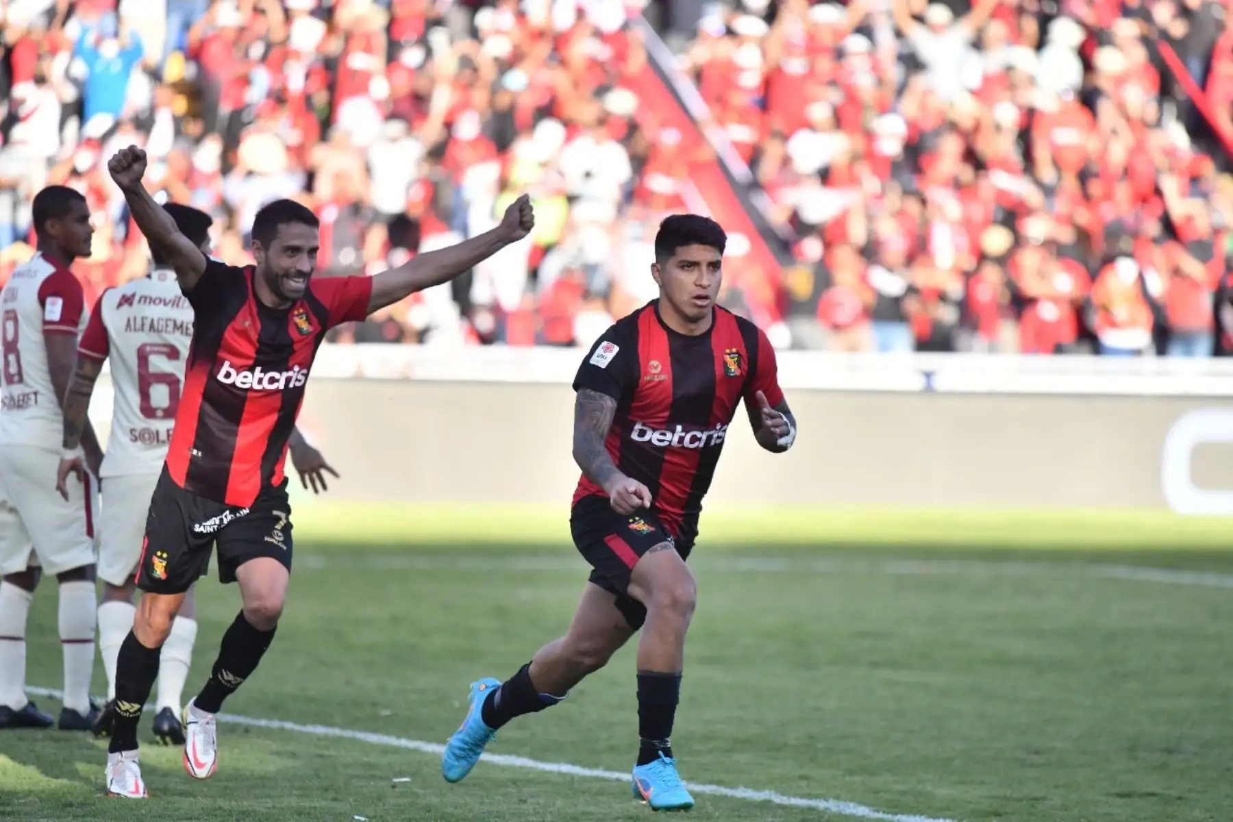 Luis Iberico del Melgar celebra tras anotar ante Universitario durante partido por la fecha 16 de la Liga 1, en el estadio de la UNSA, en Arequipa. Foto: Cortesía Diego Ramos