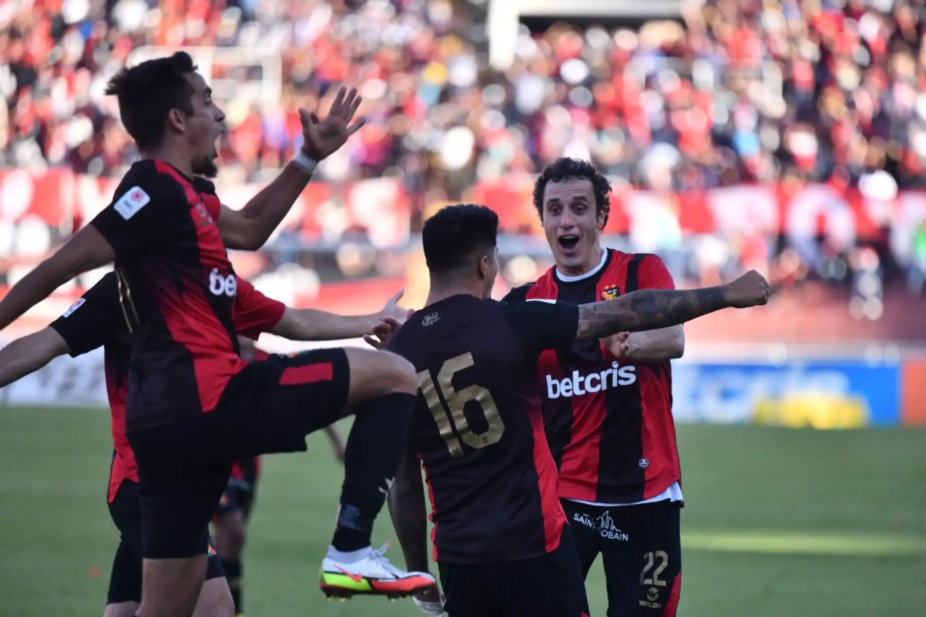 Luis Iberico del Melgar celebra tras anotar ante Universitario durante partido por la fecha 16 de la Liga 1, en el estadio de la UNSA, en Arequipa. Foto: Cortesía Diego Ramos