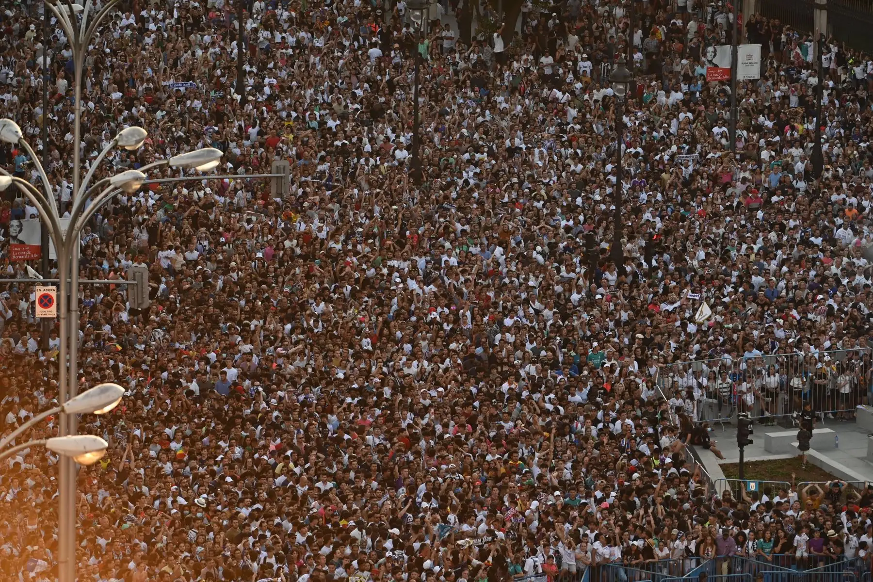 Miles de aficionados en la Plaza de Cibeles para celebrar la victoria del Real Madrid ante el Liverpool, en la final de la Liga de Campeones. Foto: EFE