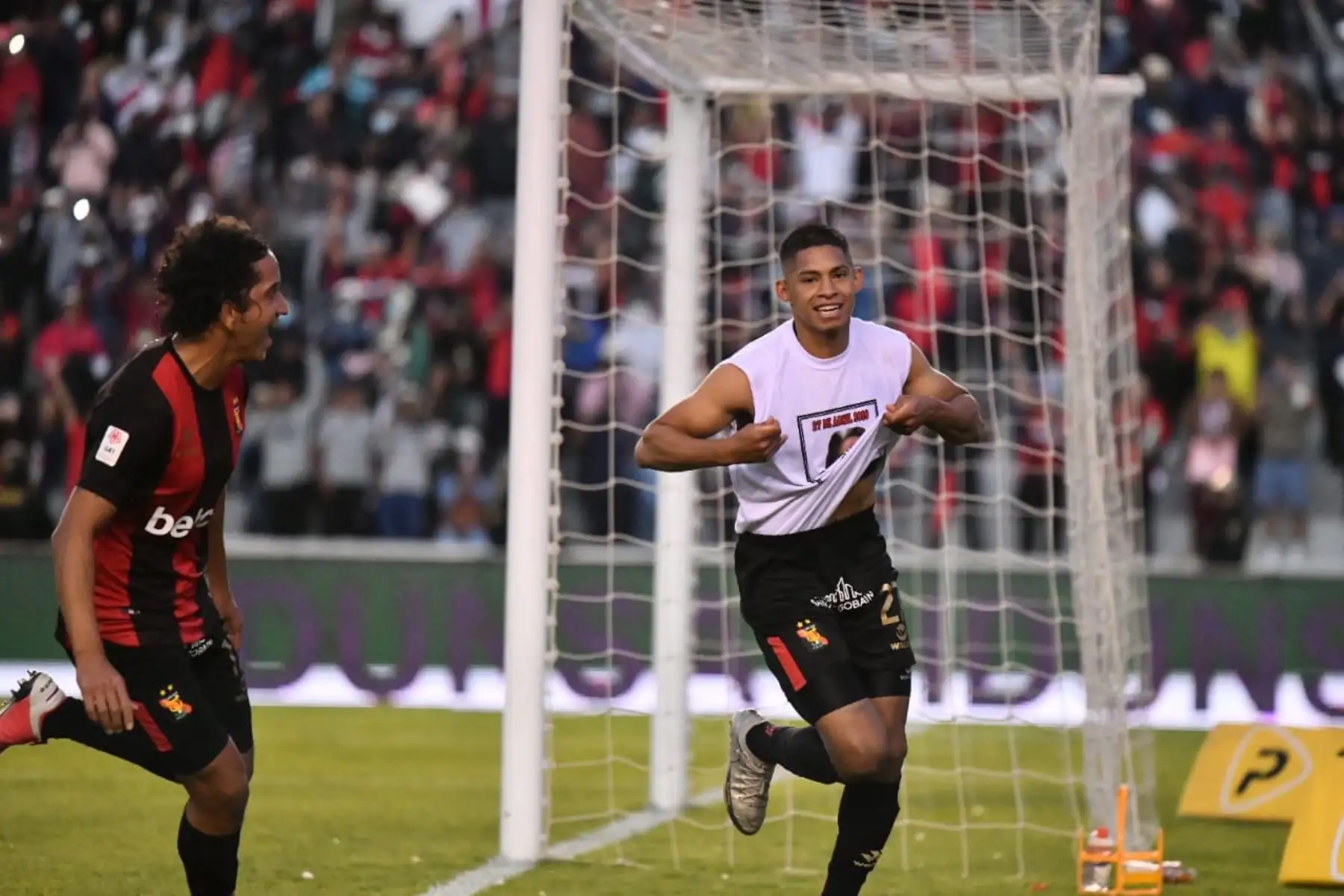 Kevin Quevedo del Melgar celebra tras anotar el 2 a 0 ante Universitario durante partido por la fecha 16 de la Liga 1, en el estadio de la UNSA, en Arequipa. Foto: Cortesía Diego Ramos