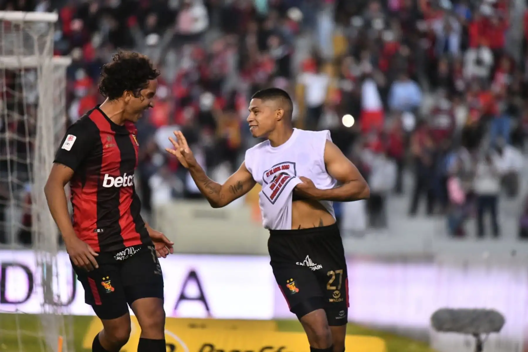 Kevin Quevedo del Melgar celebra tras anotar el 2 a 0 ante Universitario durante partido por la fecha 16 de la Liga 1, en el estadio de la UNSA, en Arequipa. Foto: Cortesía Diego Ramos