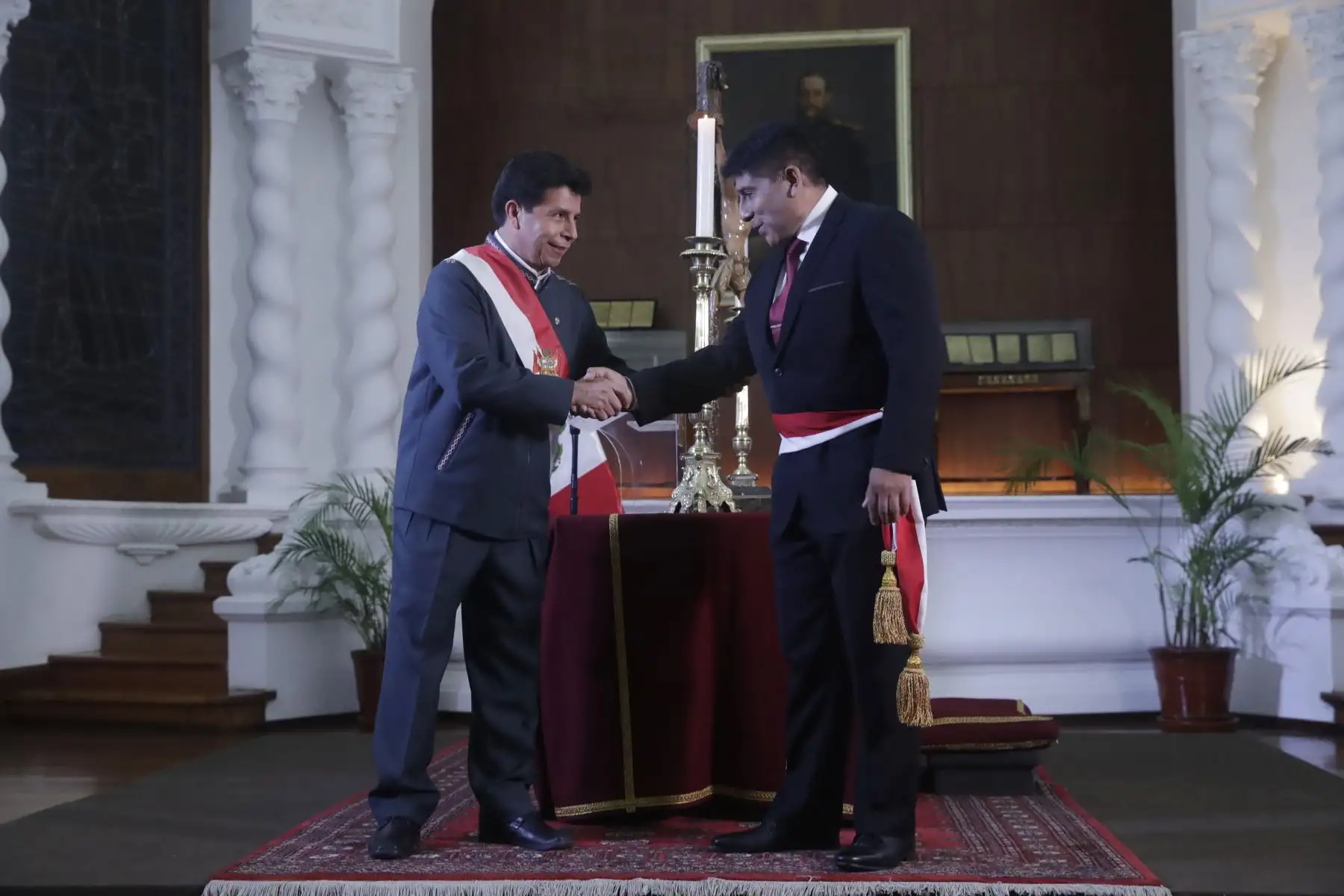 El presidente de la República, Pedro Castillo, toma juramento a Juan Ramón Lira Loayza, como ministro de Trabajo y Promoción del Empleo, en Palacio de Gobierno. Foto: ANDINA/Prensa Presidencia