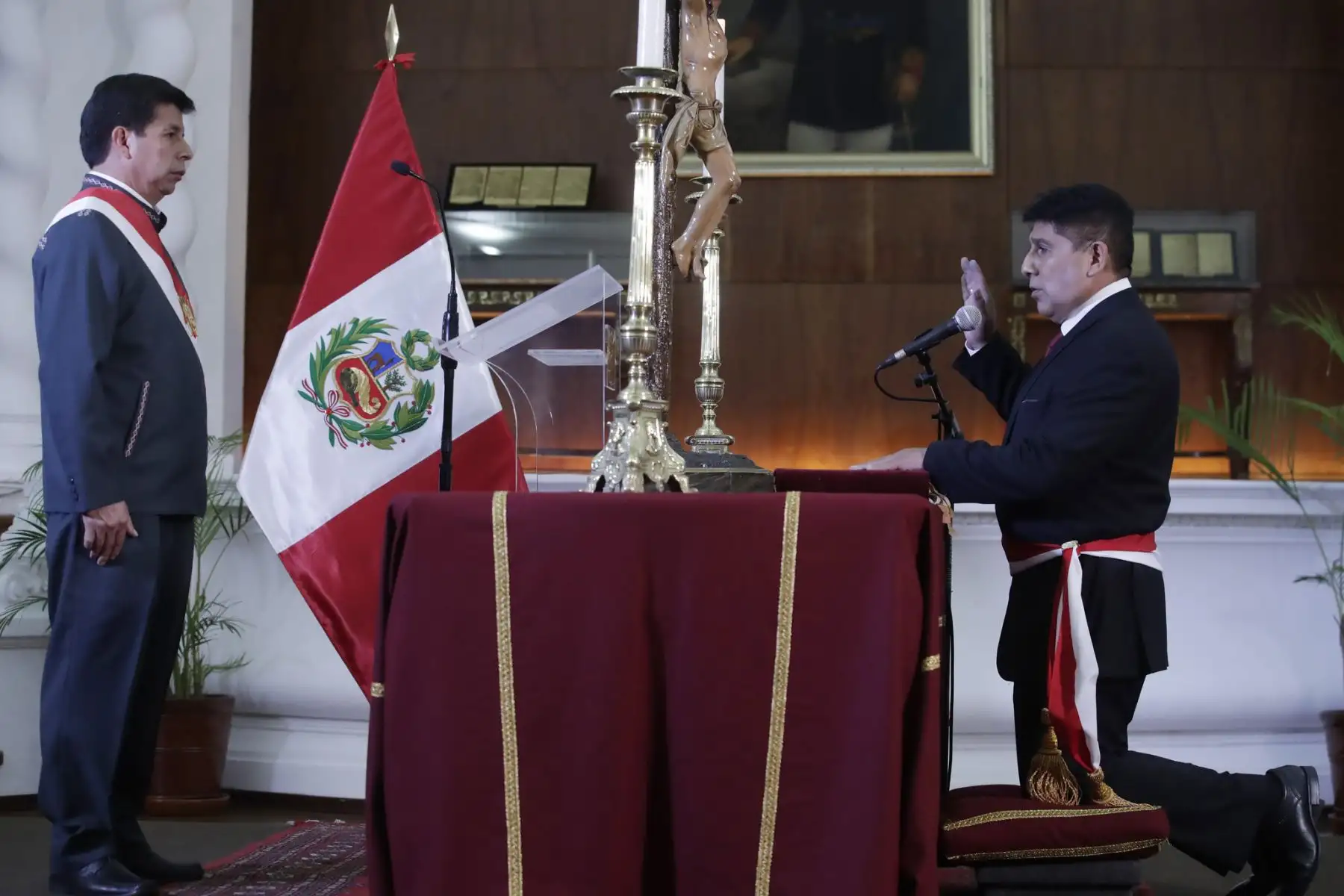 El presidente de la República, Pedro Castillo, toma juramento a Juan Ramón Lira Loayza, como ministro de Trabajo y Promoción del Empleo, en Palacio de Gobierno. Foto: ANDINA/Prensa Presidencia