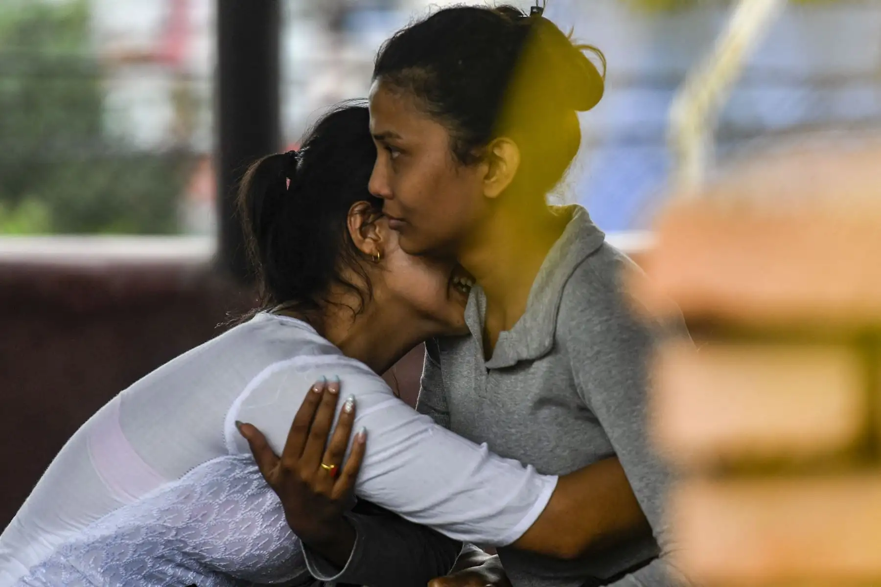 Familiares y parientes de pasajeros a bordo del avión Twin Otter operado por Tara Air, lloran fuera del aeropuerto de Pokhara. Foto: AFP