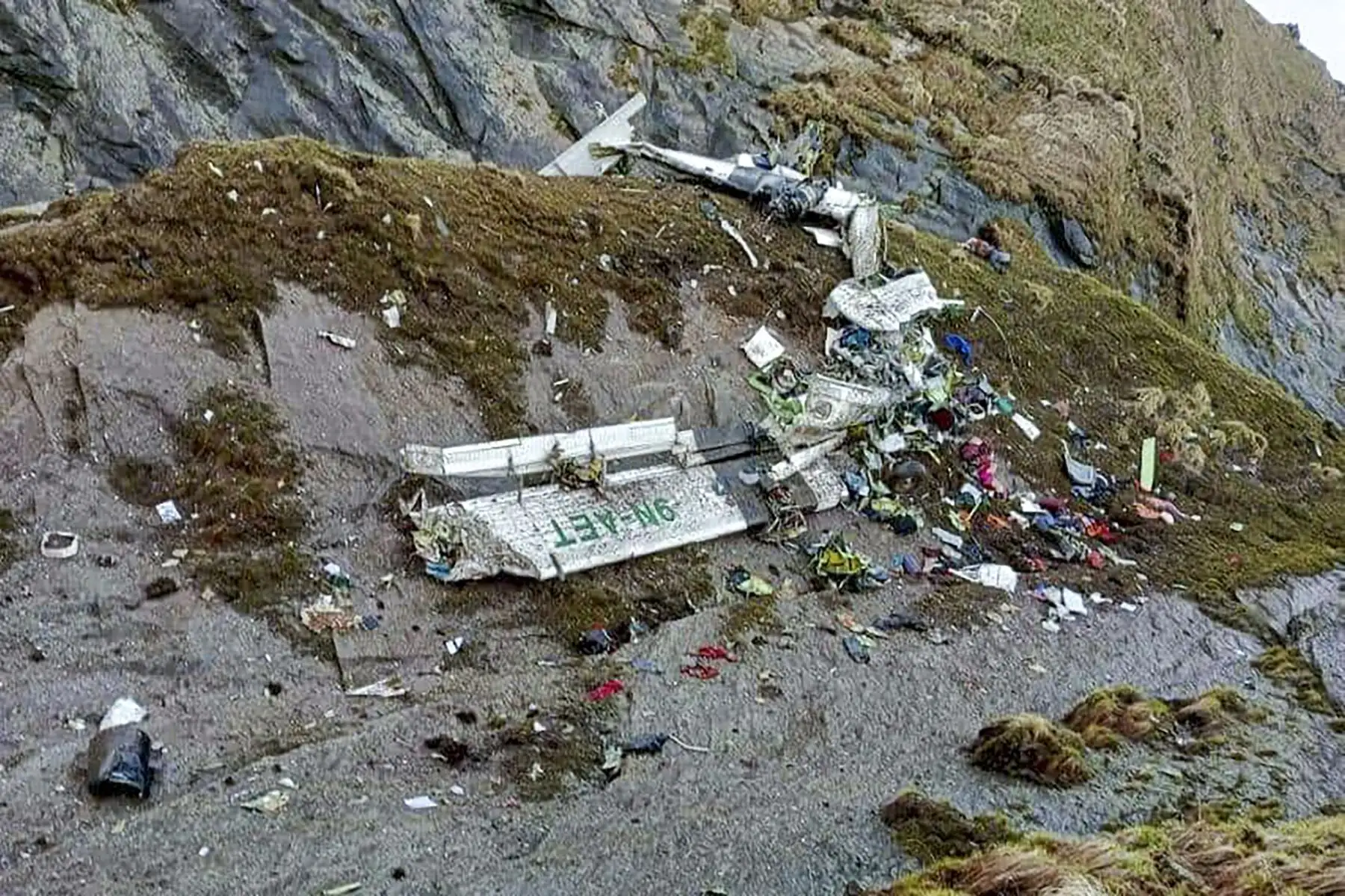 Los restos de un avión Twin Otter, operado por la aerolínea nepalí Tara Air, yacían en la ladera de una montaña en Mustang. Foto: AFP