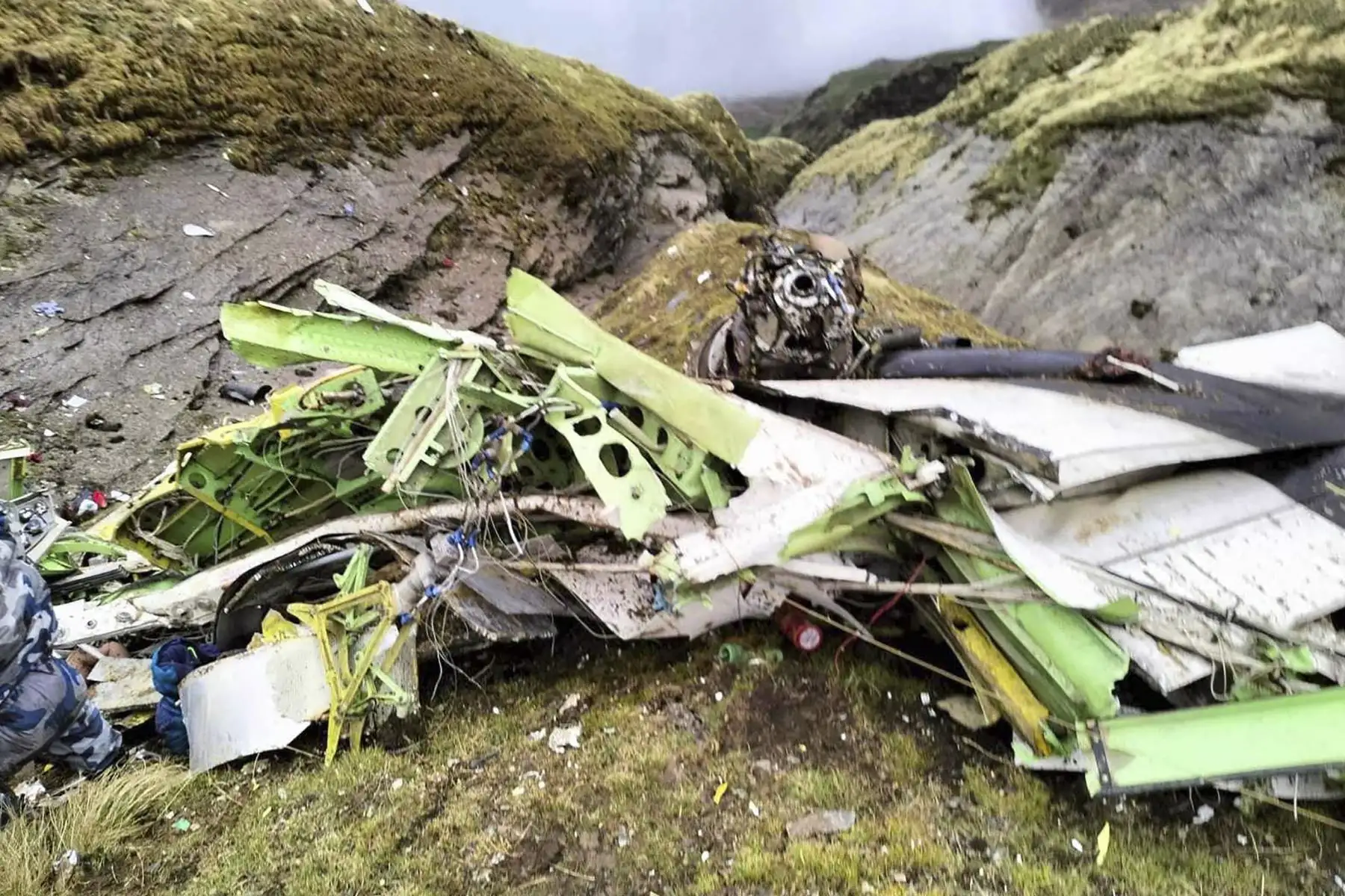 Los restos de un avión Twin Otter, operado por la aerolínea nepalí Tara Air, yacían en la ladera de una montaña en Mustang. Foto: AFP