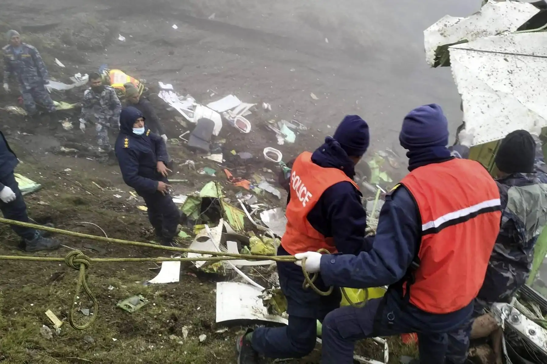 Equipos de rescate localizaron los restos del avión de la compañía Tara Air que se estrelló ayer en el oeste de Nepal con 22 personas a bordo. Foto: AFP