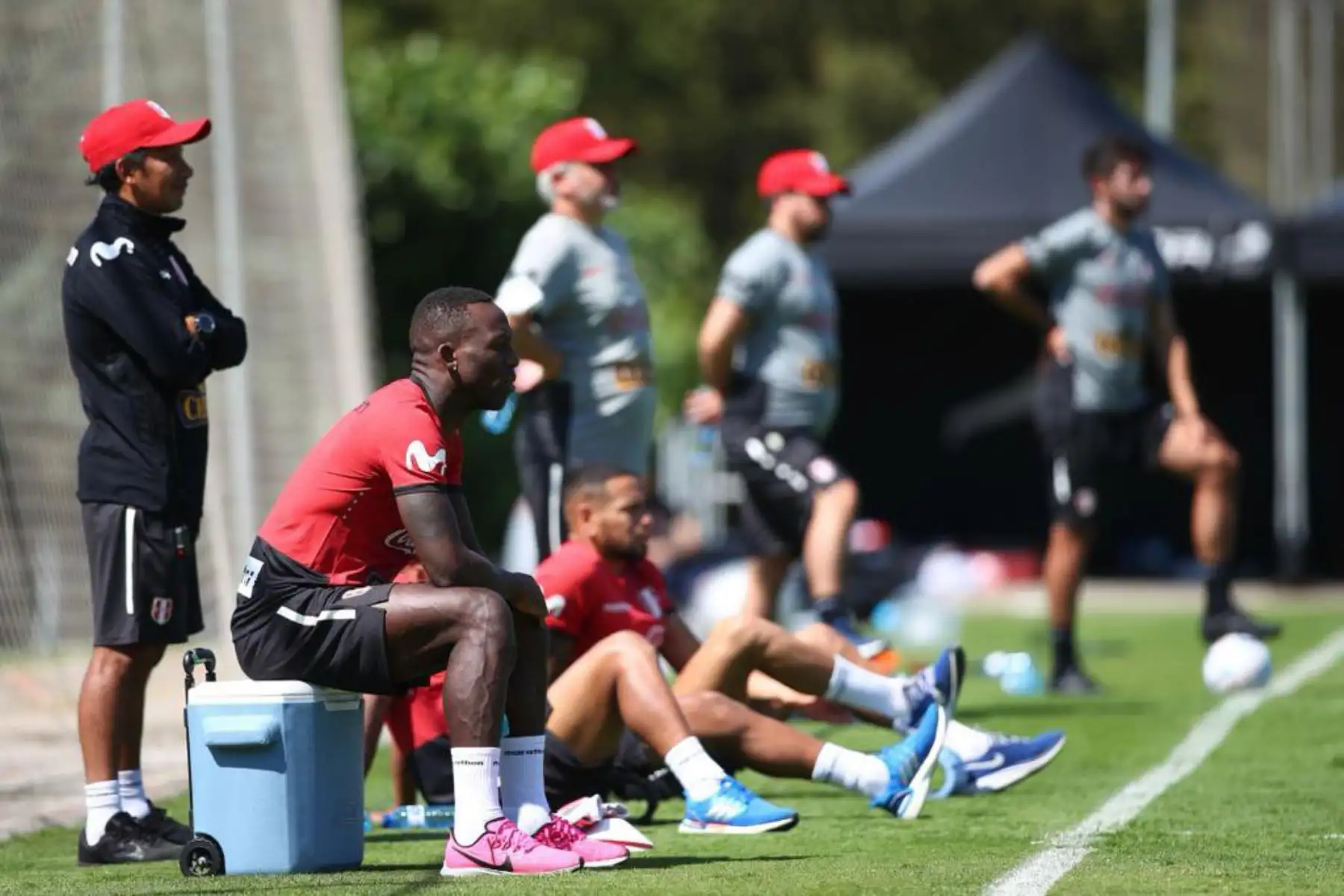 Futbolista Luis Advíncula de la selección peruana, durante el primer entrenamiento en el Centro de Alto Rendimiento Deportivo de San Cugat, en Barcelona. Foto: FPF