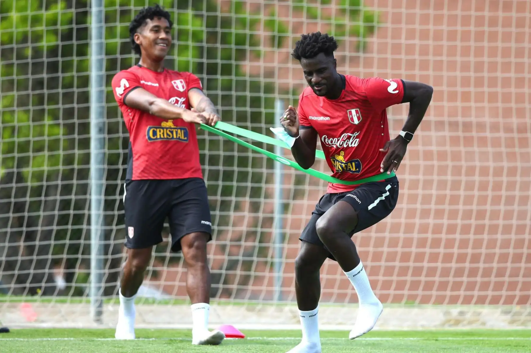 Futbolistas Christian Ramos y Renato Tapia de la selección peruana, durante el primer entrenamiento en el Centro de Alto Rendimiento Deportivo de San Cugat, en Barcelona. Foto: FPF