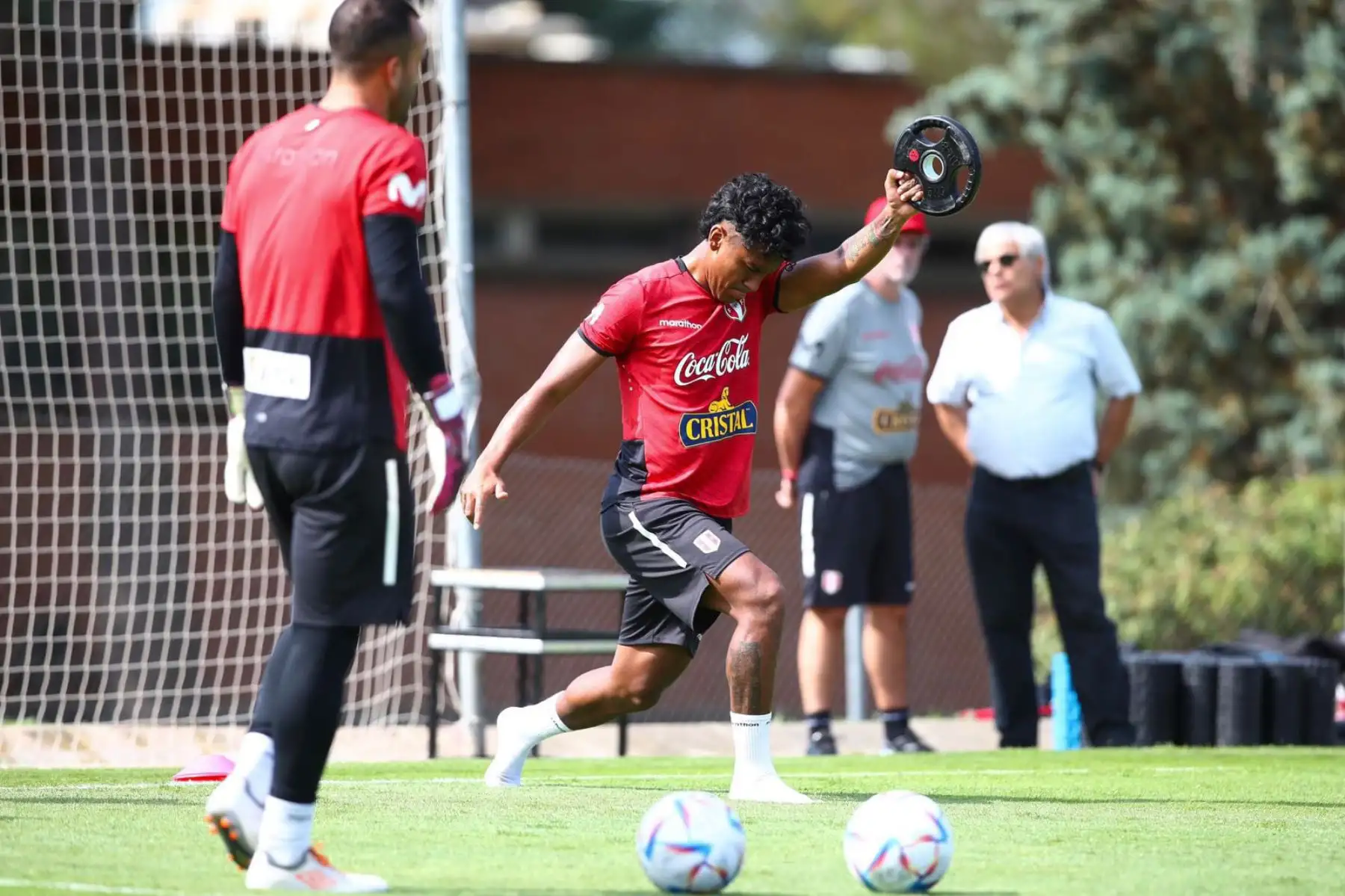 Futbolista Renato Tapia de la selección peruana, durante el primer entrenamiento en el Centro de Alto Rendimiento Deportivo de San Cugat, en Barcelona. Foto: FPF