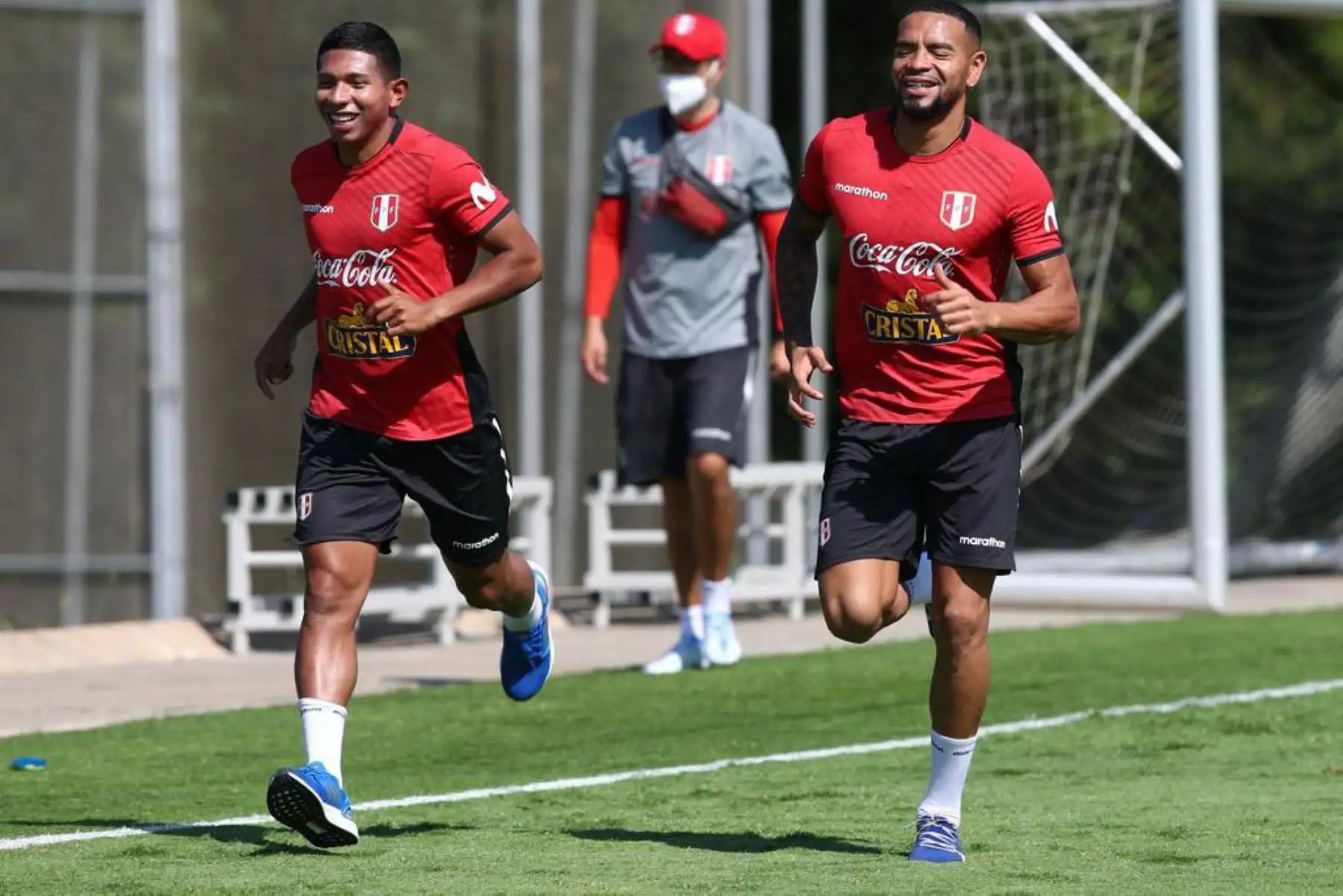 Futbolistas Edison Flores y Alexander Callens de la selección peruana, durante el primer entrenamiento en el Centro de Alto Rendimiento Deportivo de San Cugat, en Barcelona. Foto: FPF