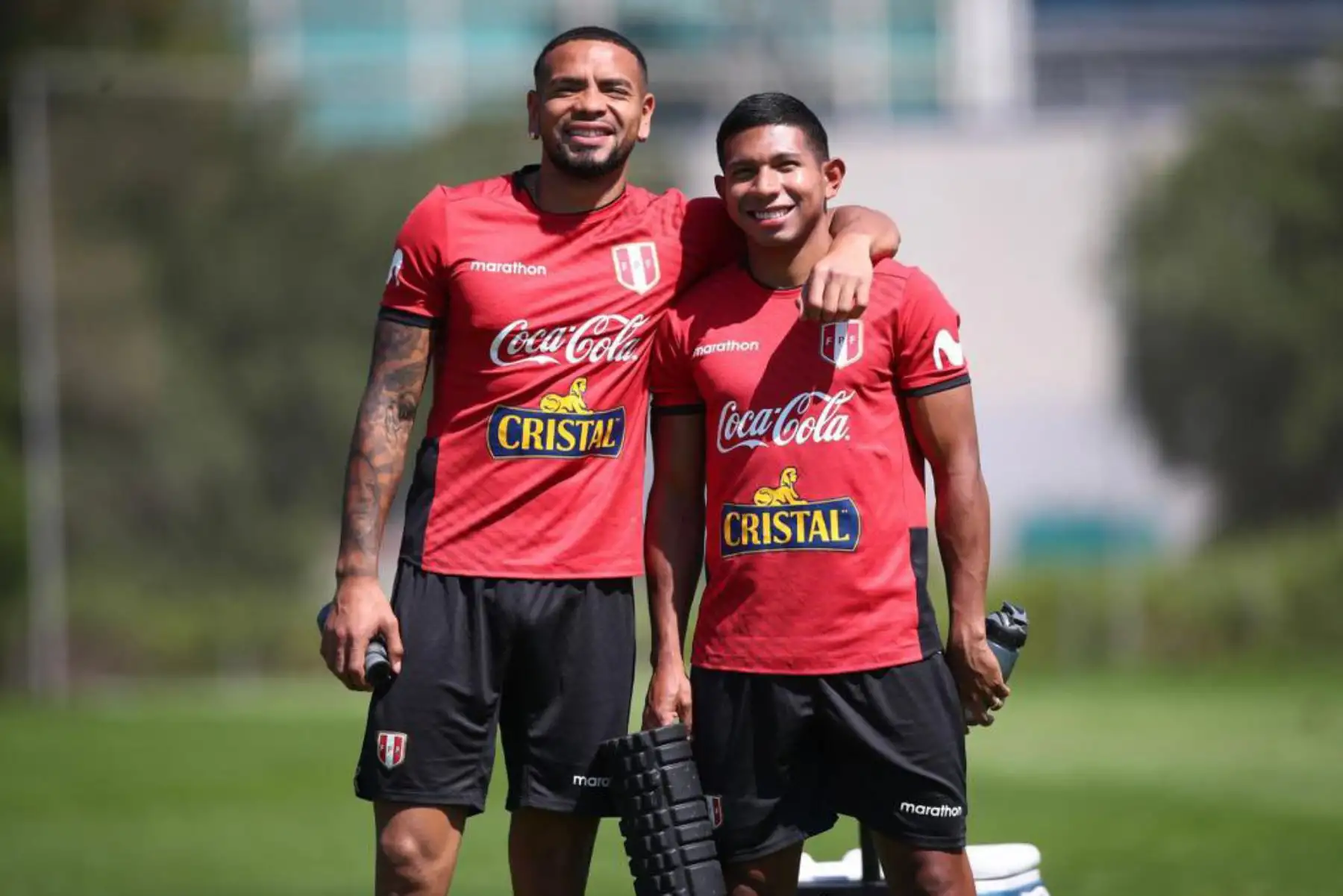 Futbolistas Edison Flores y Alexander Callens de la selección peruana, durante el primer entrenamiento en el Centro de Alto Rendimiento Deportivo de San Cugat, en Barcelona. Foto: FPF