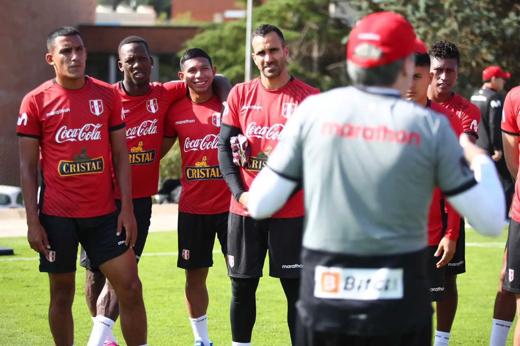 Futbolistas Alex Valera, Edison Flores , Pedro Aquino, Jairo Concha,José Carvallo, Luis Advíncula de la selección peruana, durante el primer entrenamiento en el Centro de Alto Rendimiento Deportivo de San Cugat, en Barcelona. Foto: FPF
