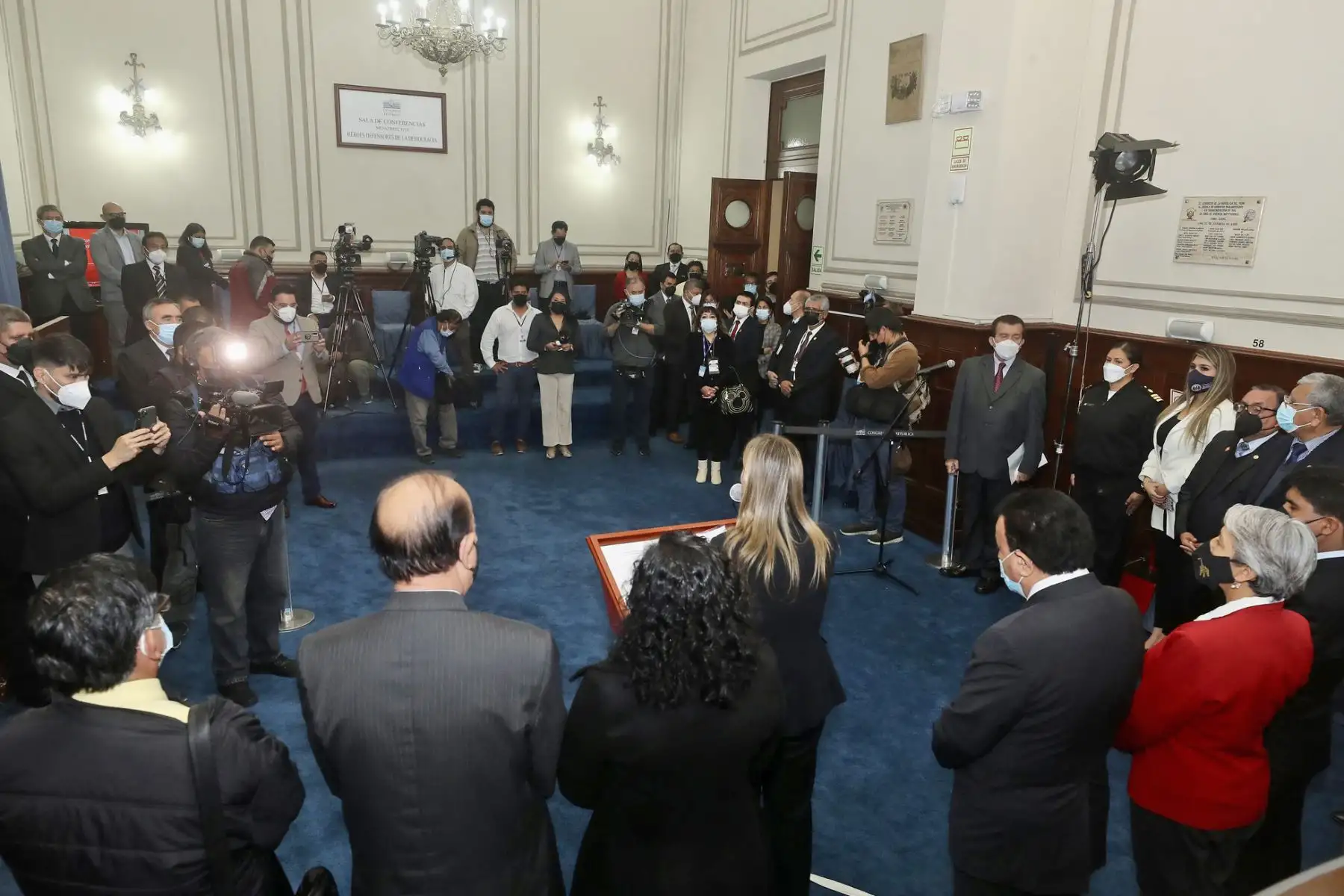 La presidenta del Congreso, María del Carmen Alva, participa de la reapertura de la Sala de Cronistas Parlamentarios y Héroes de la Democracia. Foto: Congreso