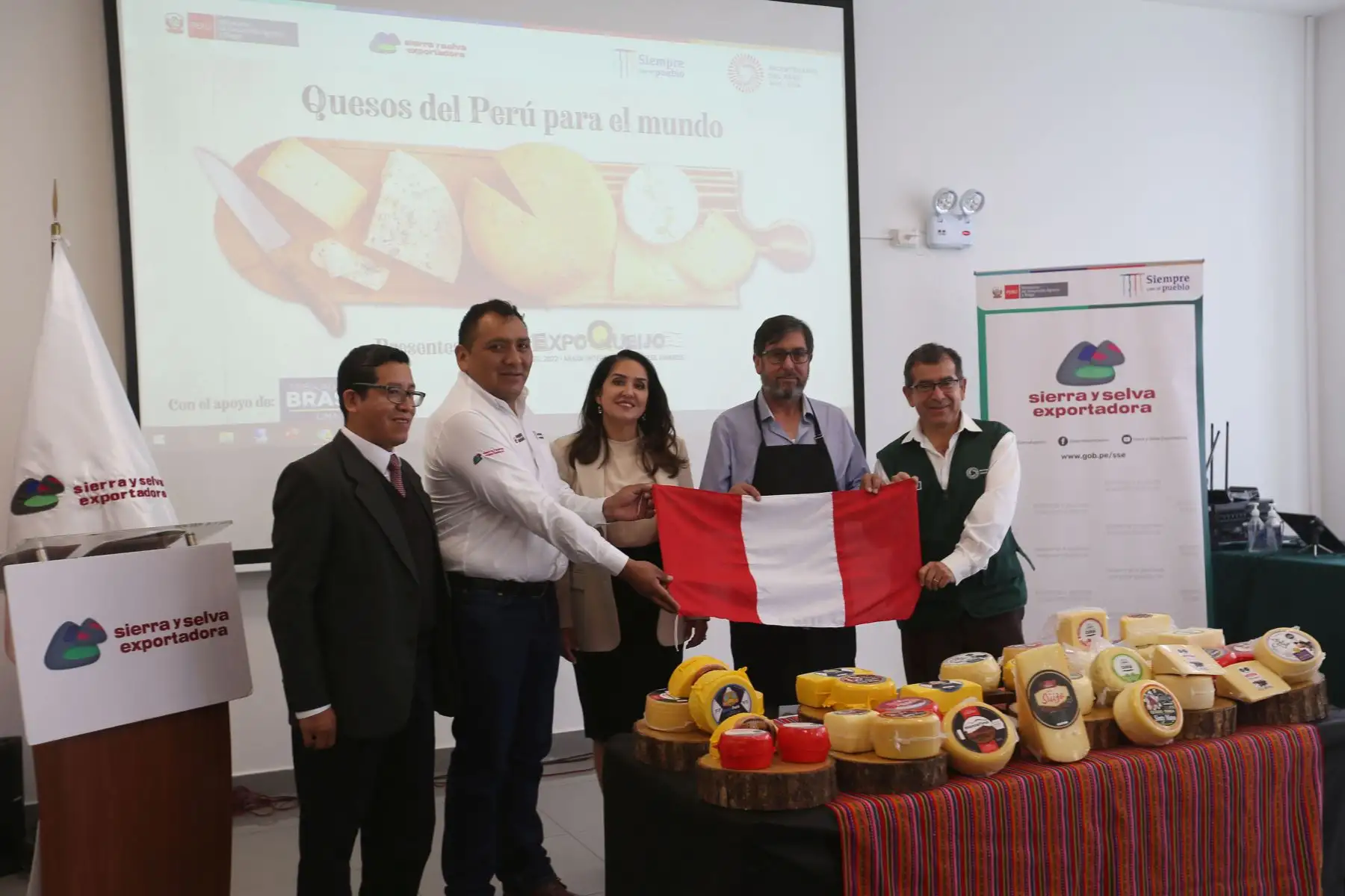 Sierra y Selva Exportadora presenta a la delegación de productores de quesos que participará en el concurso internacional Expo Queso Brasil 2022, que se realizará del 02 al 05 de junio. 
Foto: ANDINA/Eddy Ramos