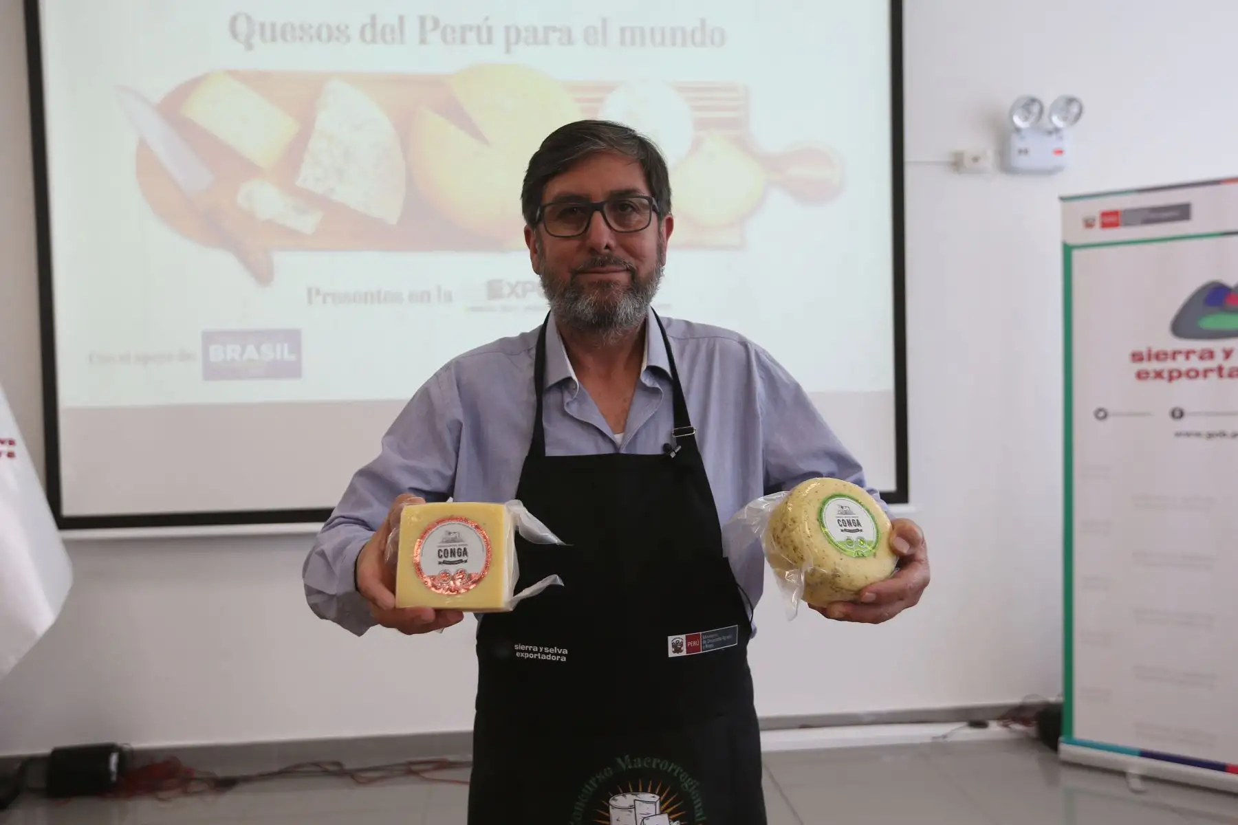 Sierra y Selva Exportadora presenta a la delegación de productores de quesos que participará en el concurso internacional Expo Queso Brasil 2022, que se realizará del 02 al 05 de junio. En la imagen Julio Coronel Gamonal, gerente general de Lácteos Conga de Chota en la región  Cajamarca. 
Foto: ANDINA/Eddy Ramos